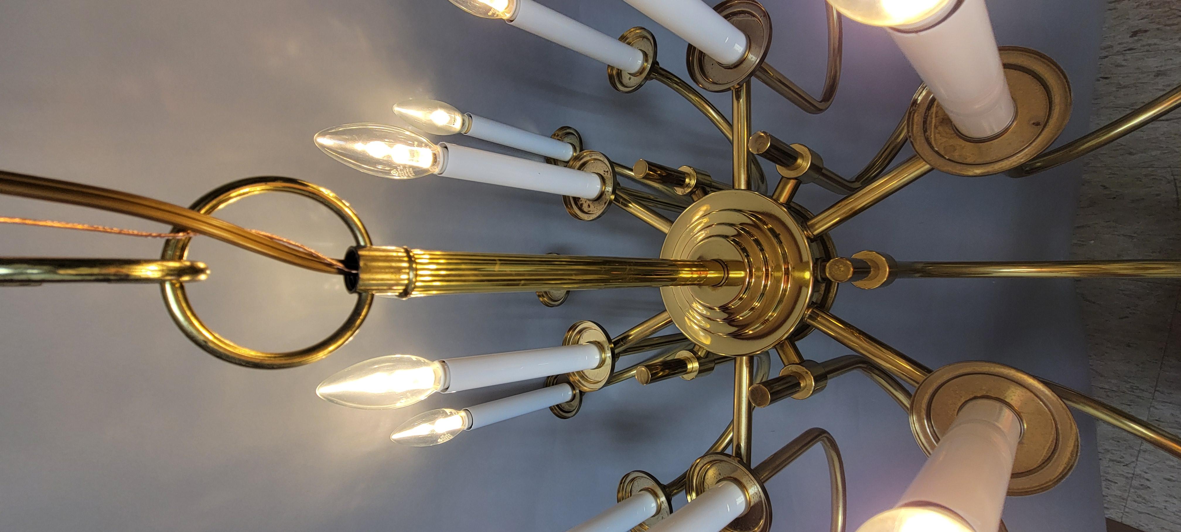 Araña de latón vintage de 12 luces - Estilo Tommi Parzinger en Bueno estado para la venta en Cincinnati, OH