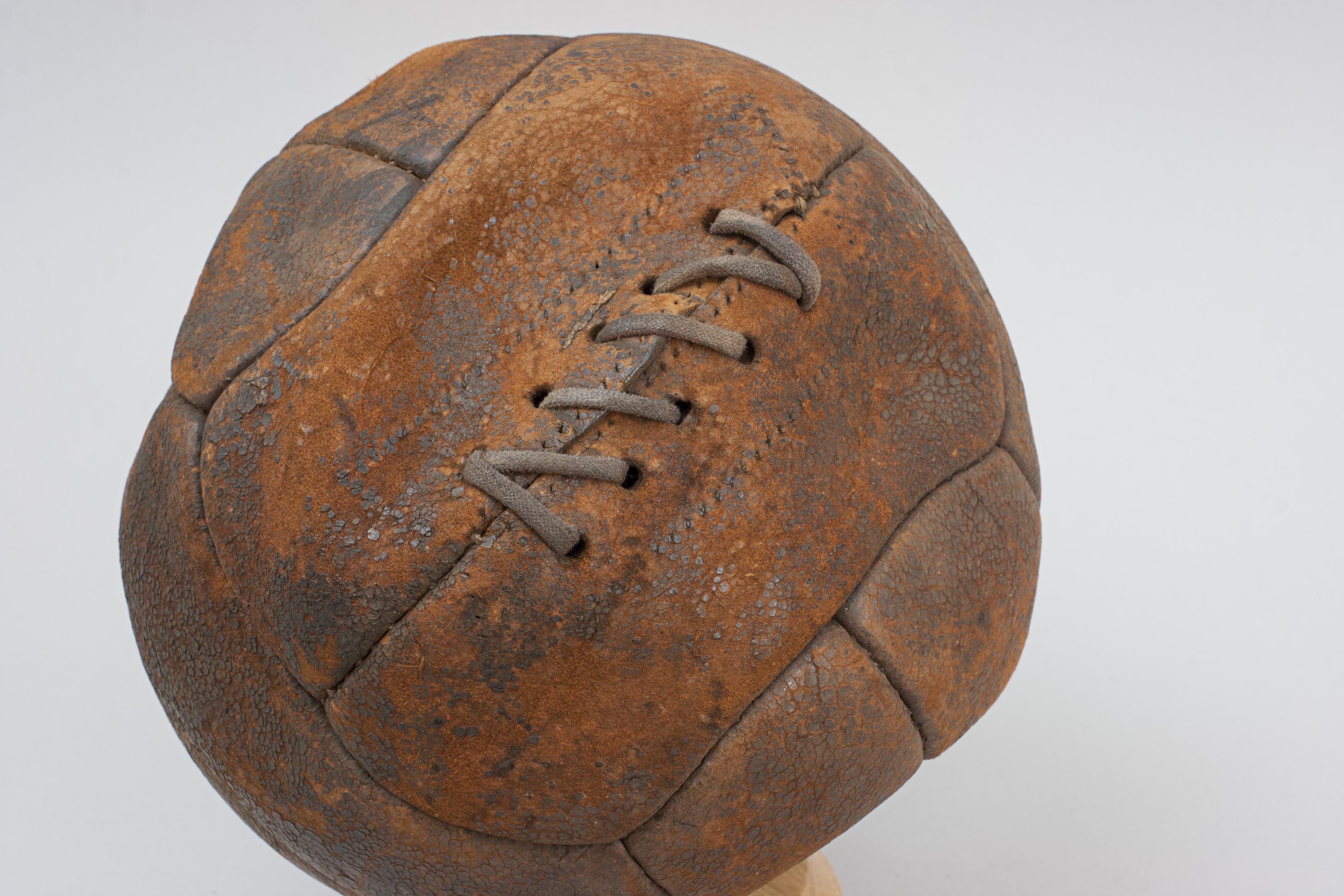 Balón de fútbol vintage de cuero de 12 paneles en venta 4