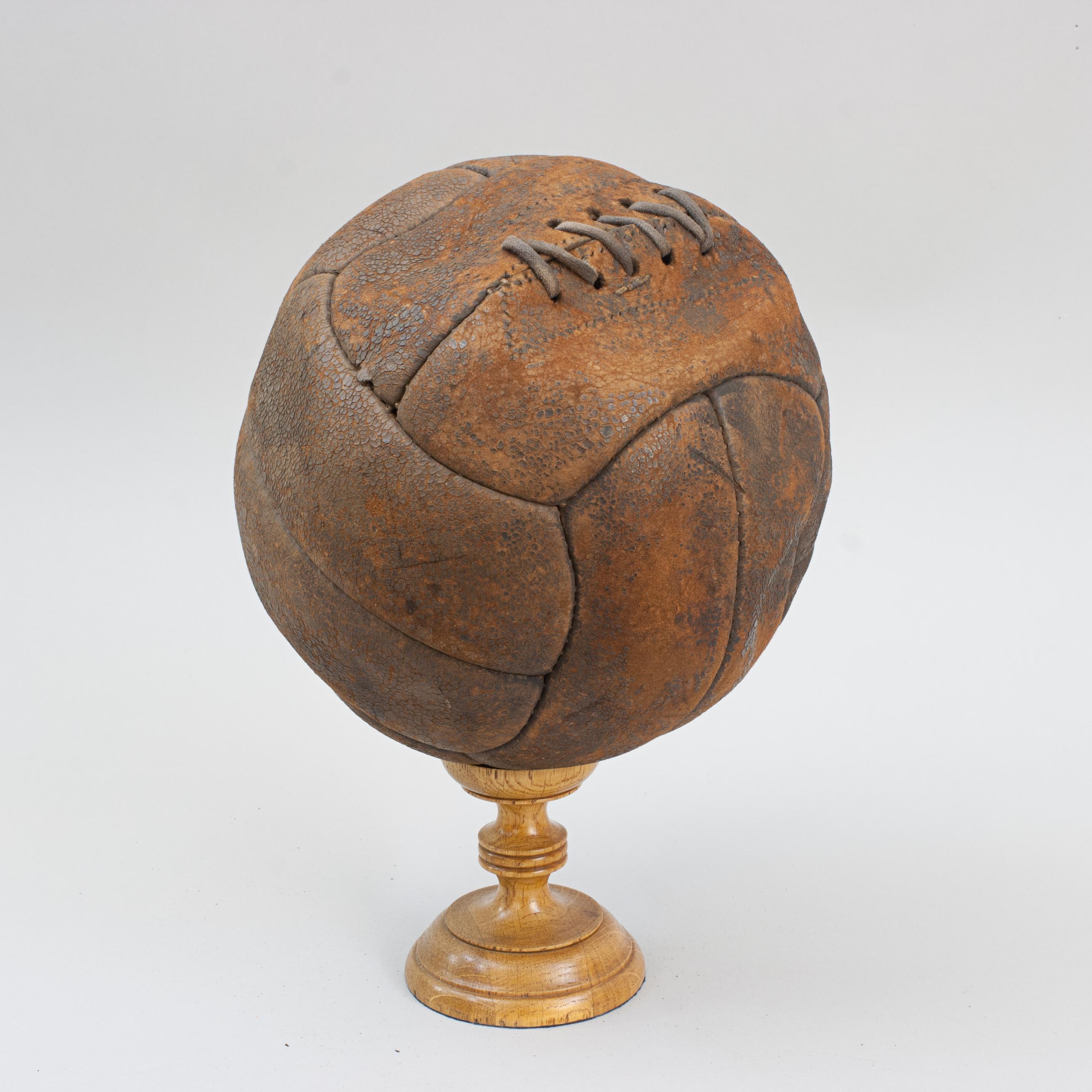 Balón de fútbol vintage de cuero de 12 paneles en venta 5
