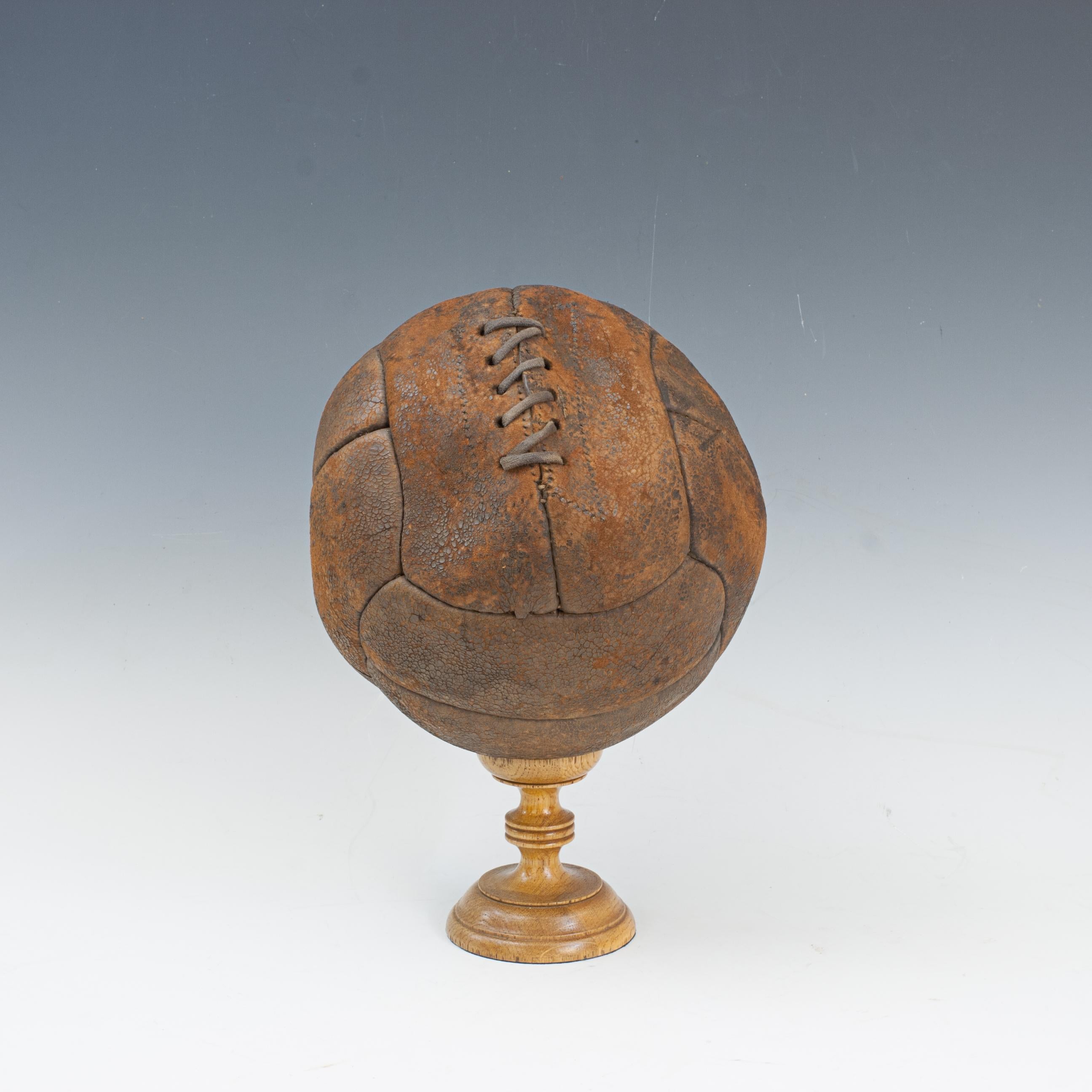 Balón de fútbol vintage de cuero.
Un estupendo balón de fútbol de cuero vintage con doce paneles de cuero. El balón tiene una abertura con cordones en la parte superior para permitir el inflado de la vejiga; dentro hay una vejiga de goma interna,