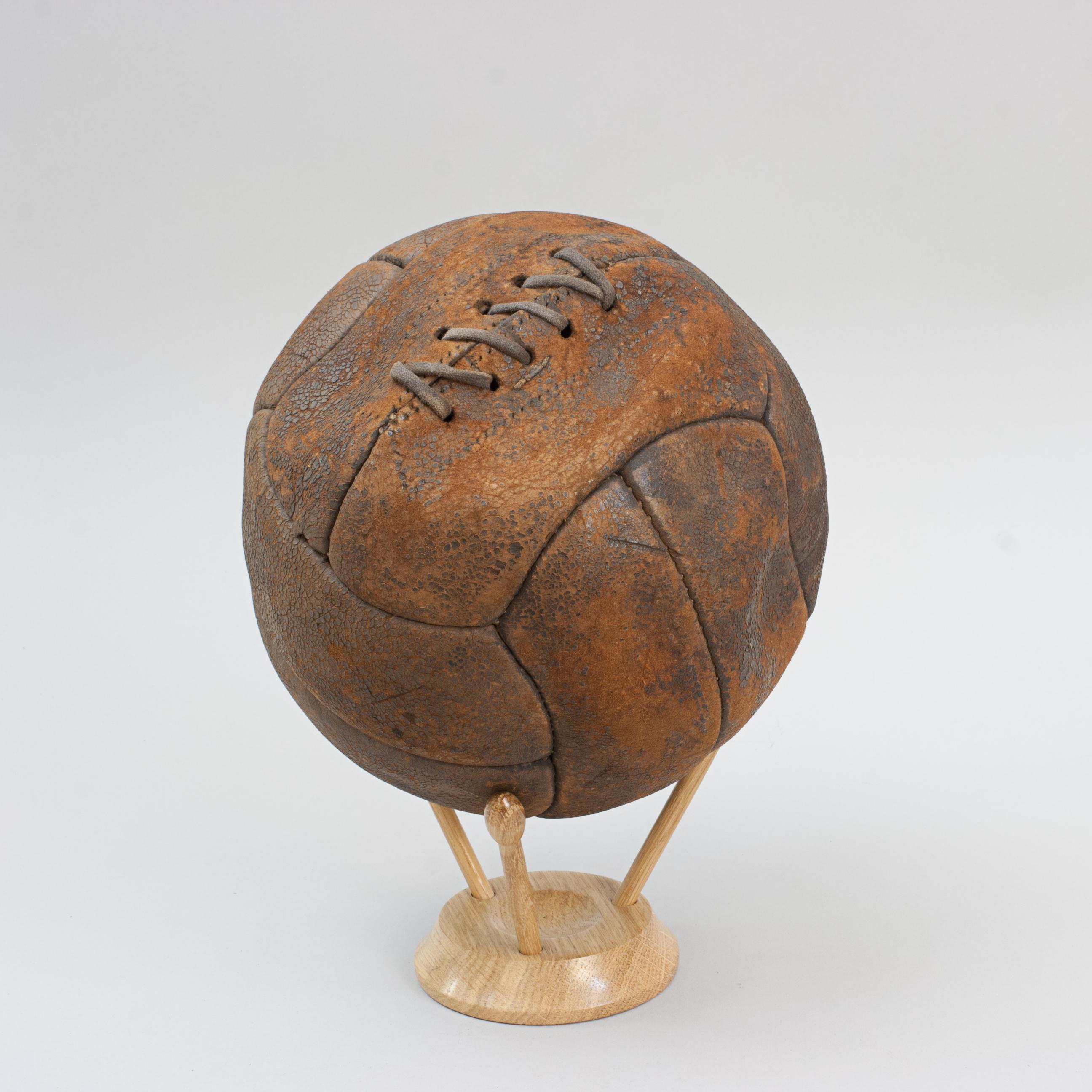 Balón de fútbol vintage de cuero de 12 paneles Británico en venta