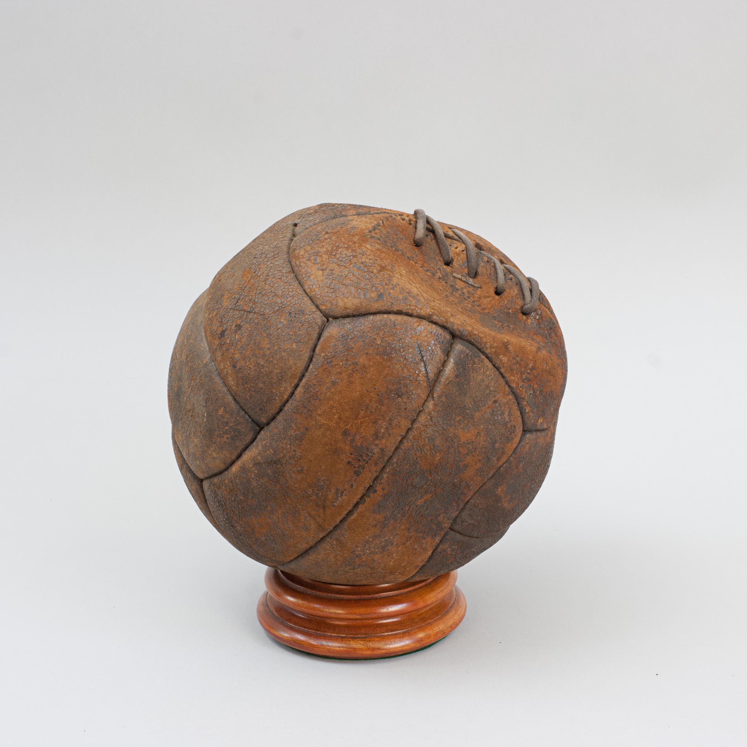 Balón de fútbol vintage de cuero de 12 paneles en Bueno estado para la venta en Oxfordshire, GB