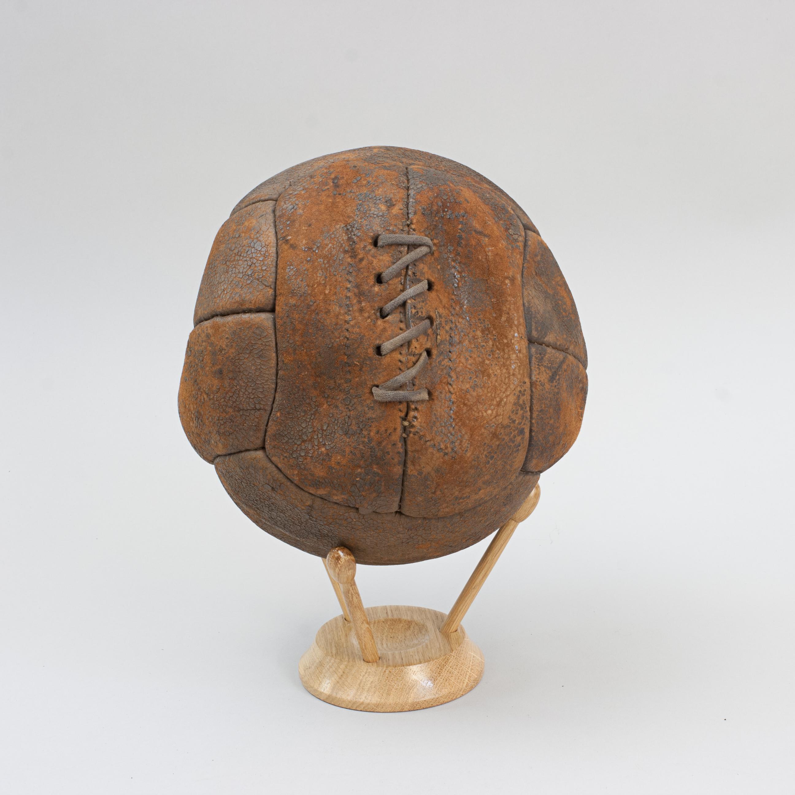 Balón de fútbol vintage de cuero de 12 paneles siglo XX en venta