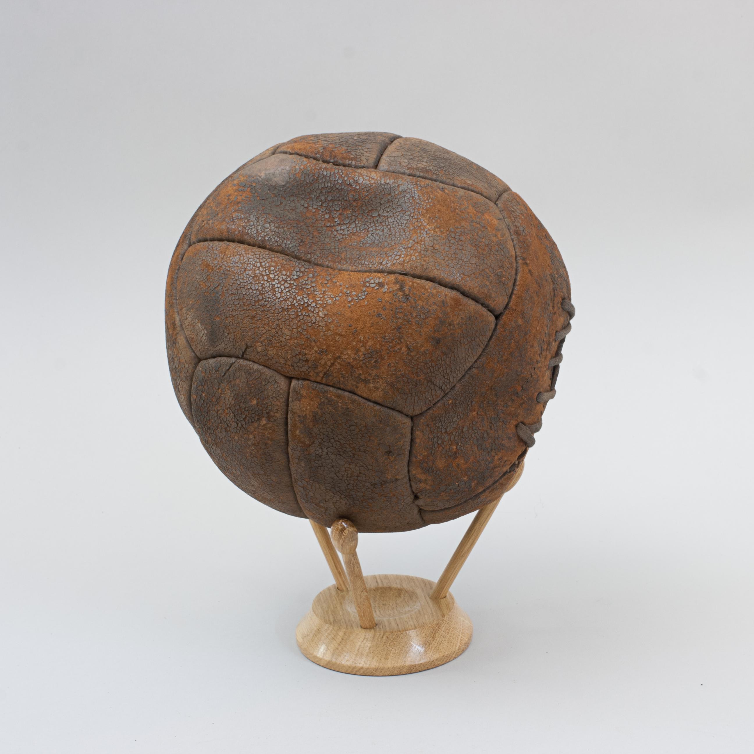 Balón de fútbol vintage de cuero de 12 paneles Cuero en venta