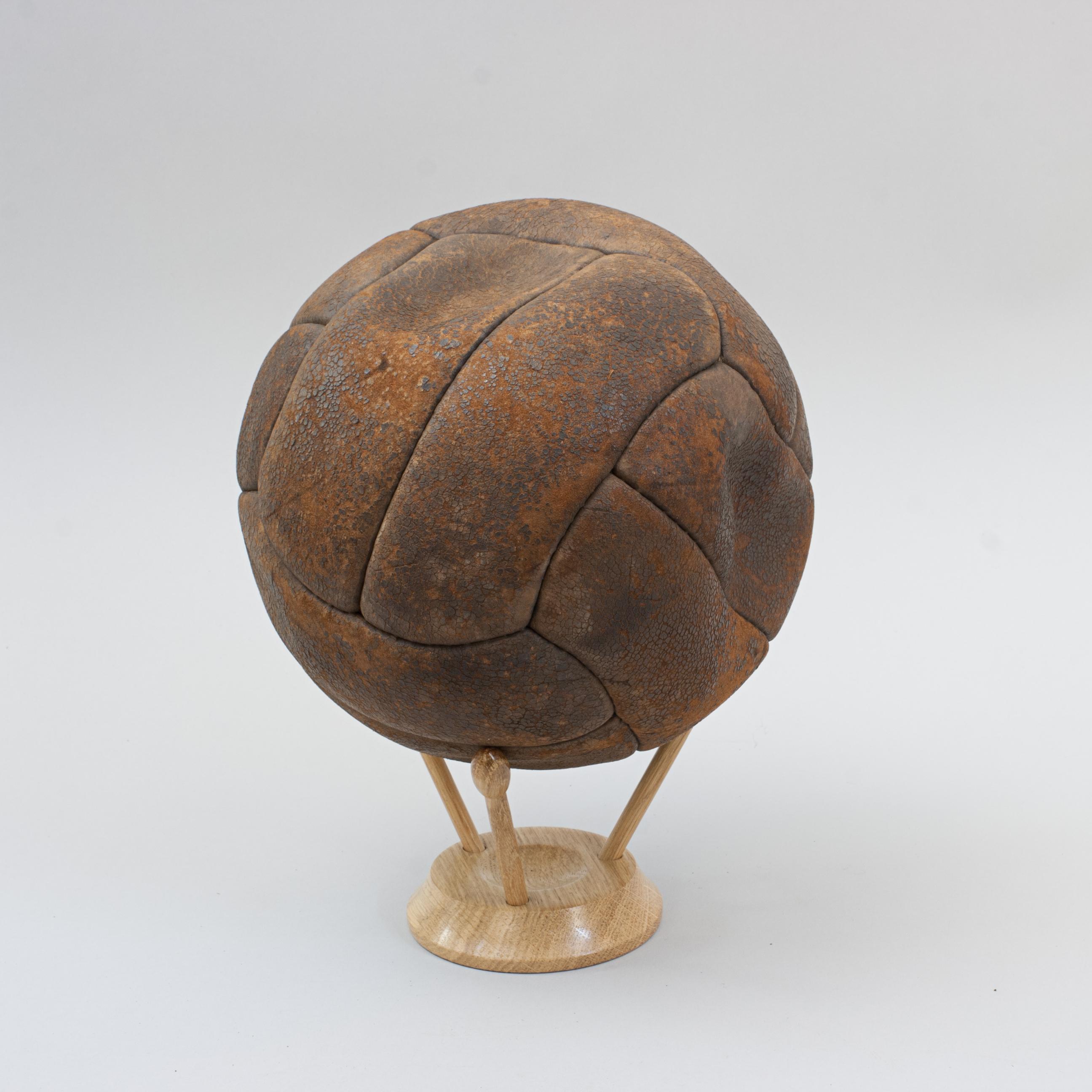 Balón de fútbol vintage de cuero de 12 paneles en venta 1
