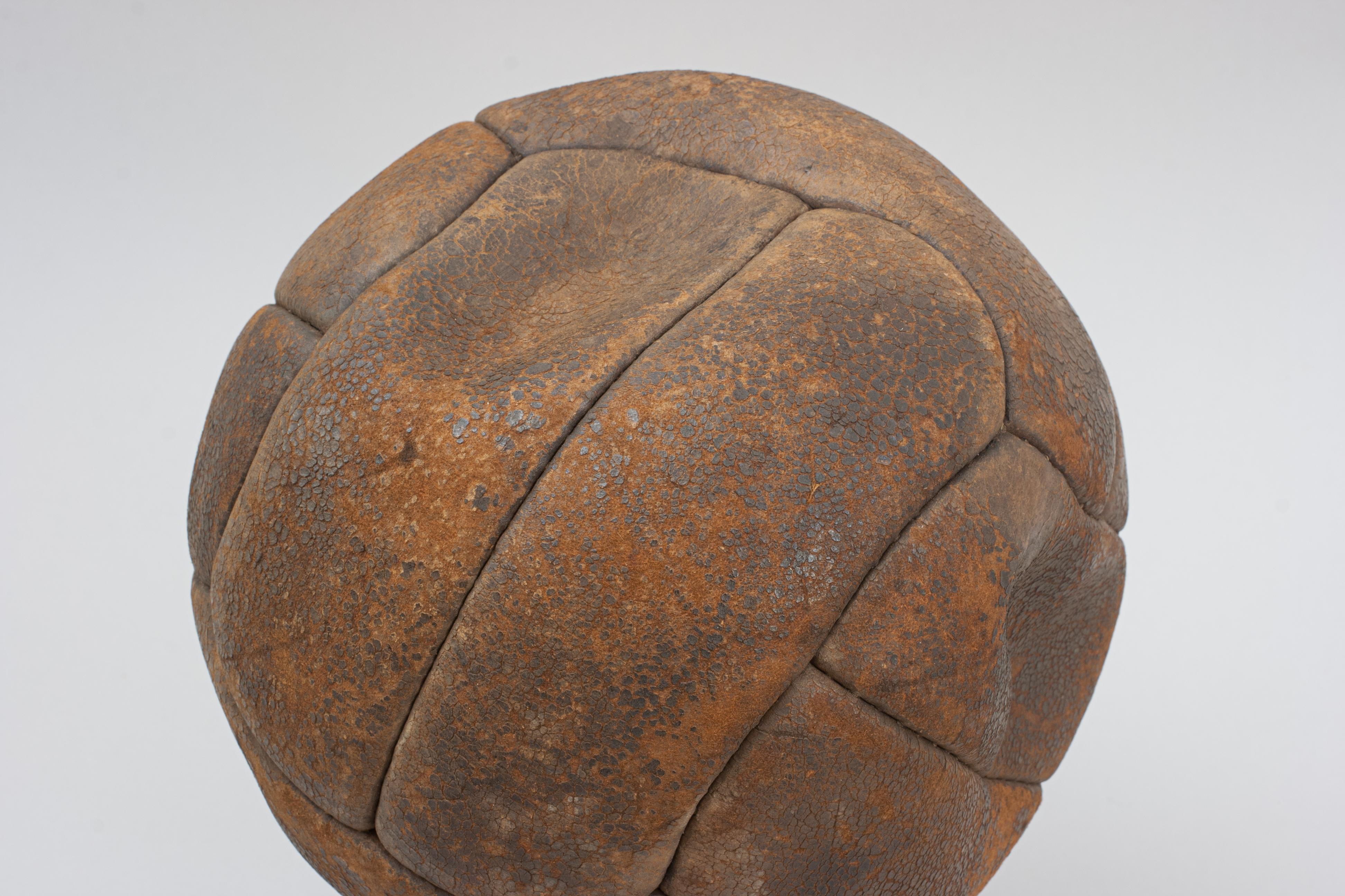 Balón de fútbol vintage de cuero de 12 paneles en venta 2