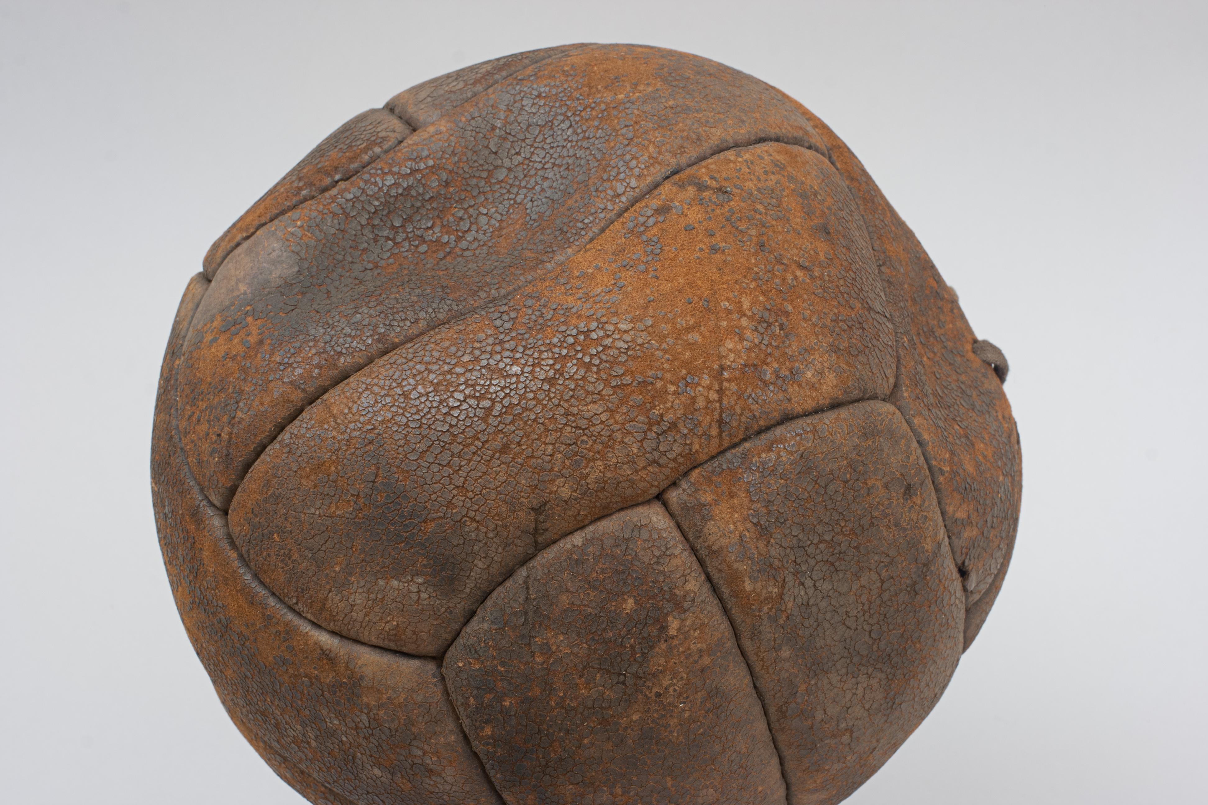 Balón de fútbol vintage de cuero de 12 paneles en venta 3