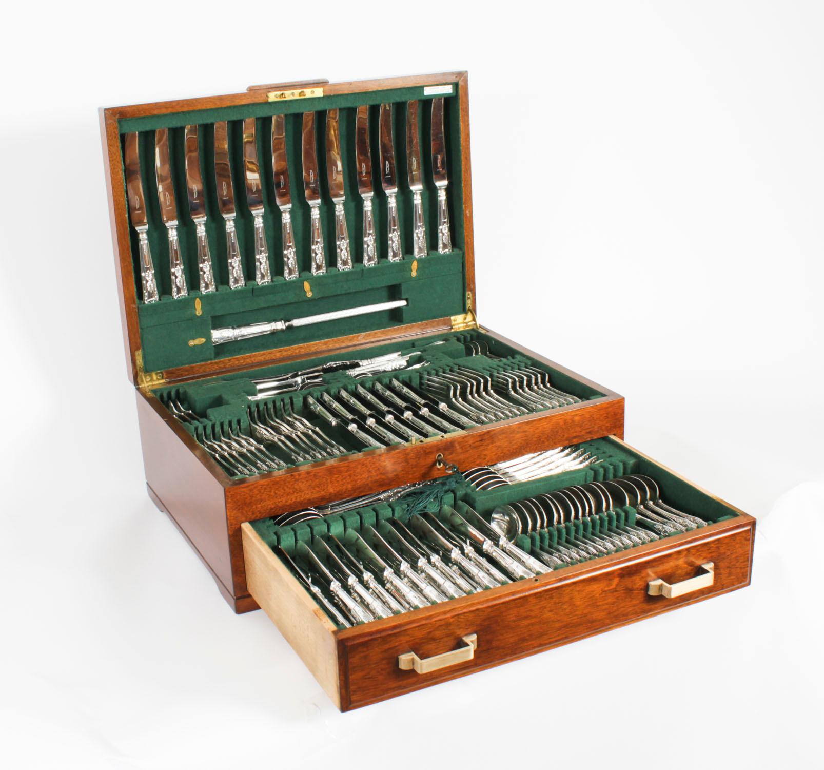 Una superba e rara mensa completa in noce di Eleganza II, composta da 117 pezzi e dodici posate, nell'elegante motivo Kings, venduta da Harrods Knightsbridge London e recante i marchi di Sheffield, 1963 e il marchio di fabbrica di Gee &