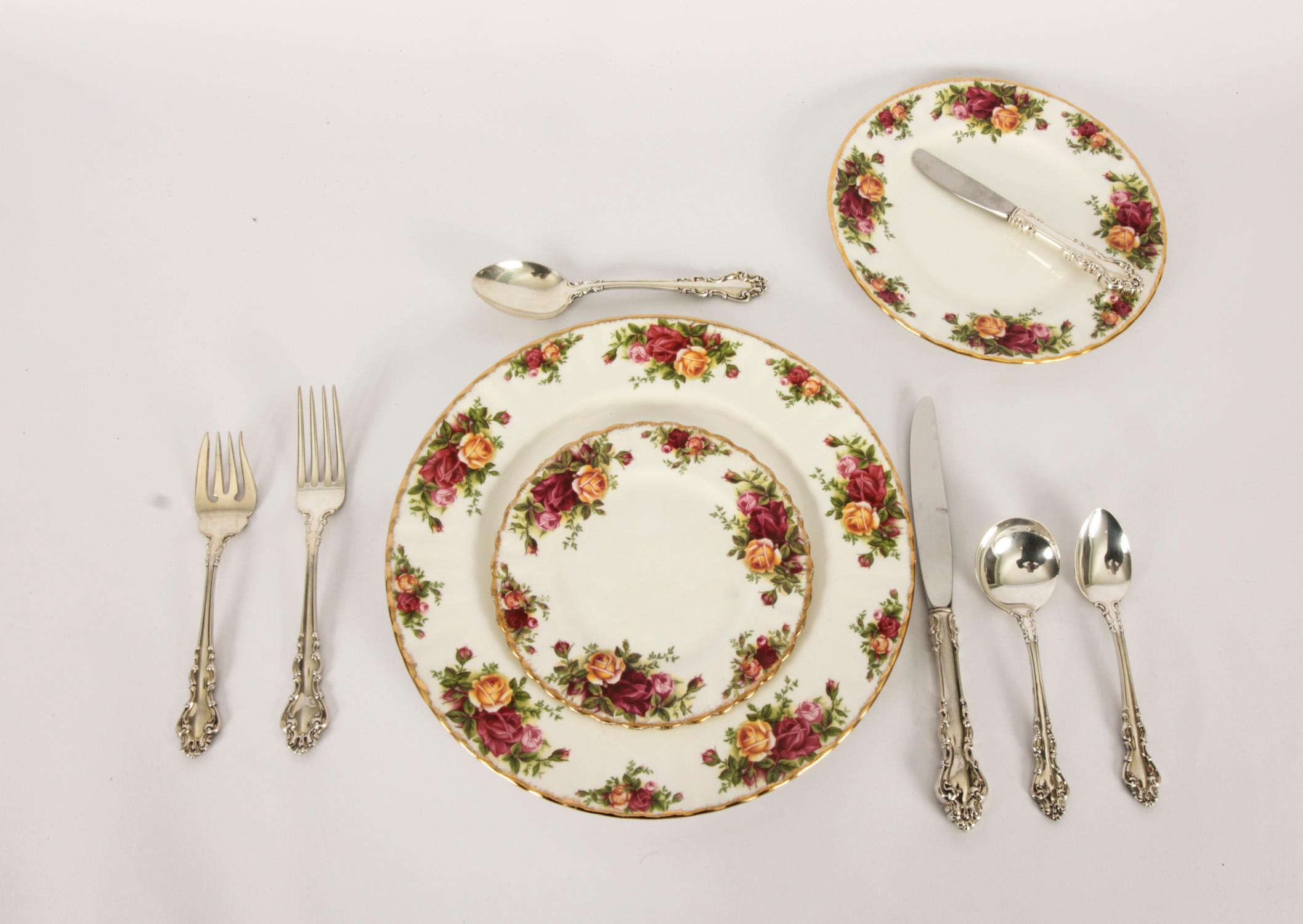 A canteen of sterling silver flatware with 12 place settings by Reed & Barton of Massachusetts, Circa 1970 in date.

The beautiful set consists of 105 pieces in the Spanish Baroque pattern with Mirrorstele-blades, gross weight 49.9 tr. oz.

It is