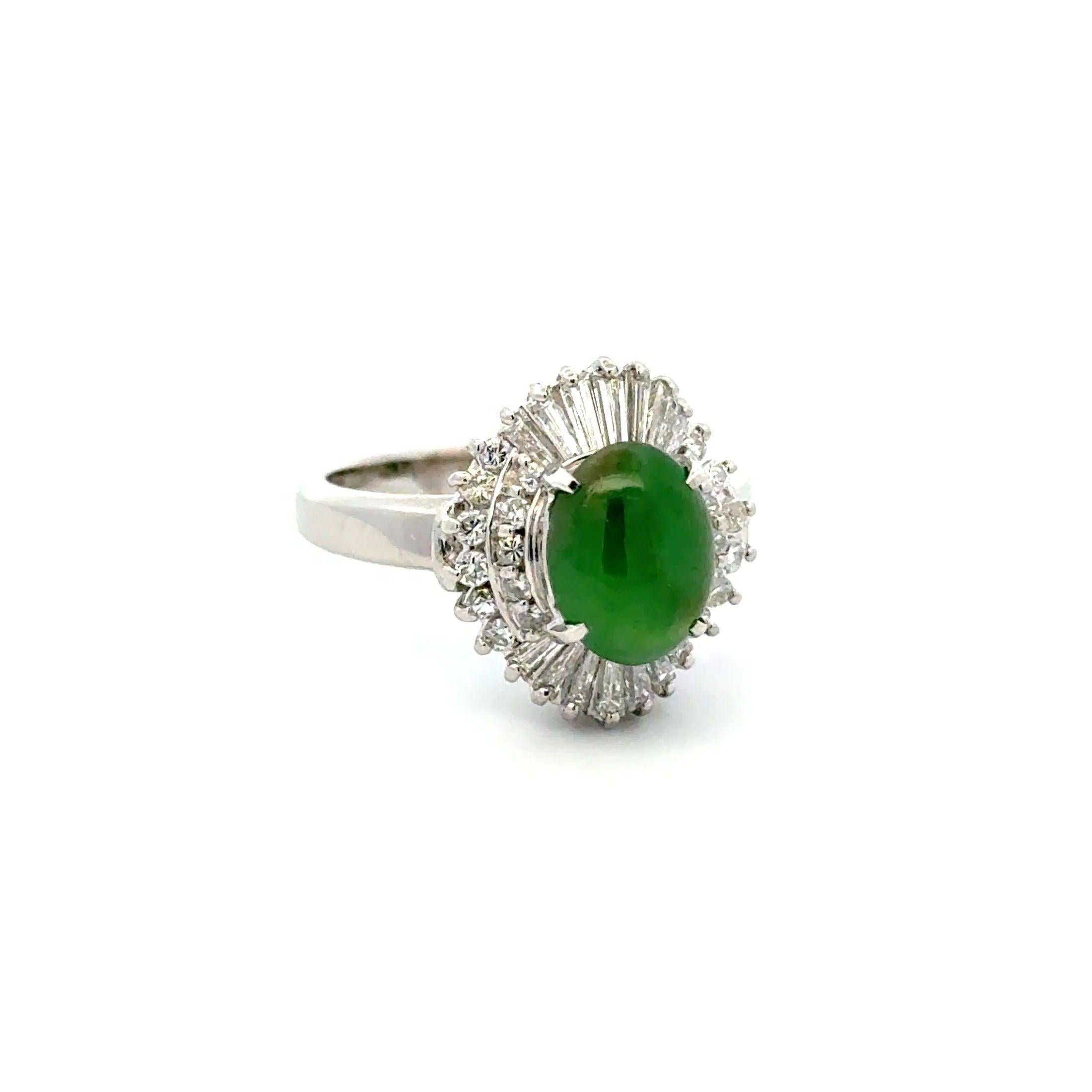 Sencillamente hermoso Anillo de cóctel de platino vintage de jade GIA y diamantes baguette y RBC. En el centro, un engaste manual de 1,20 quilates GIA, conocido como Jade A, firmemente encajado. Certificado GIA nº 2225672367. Rodeada de diamantes