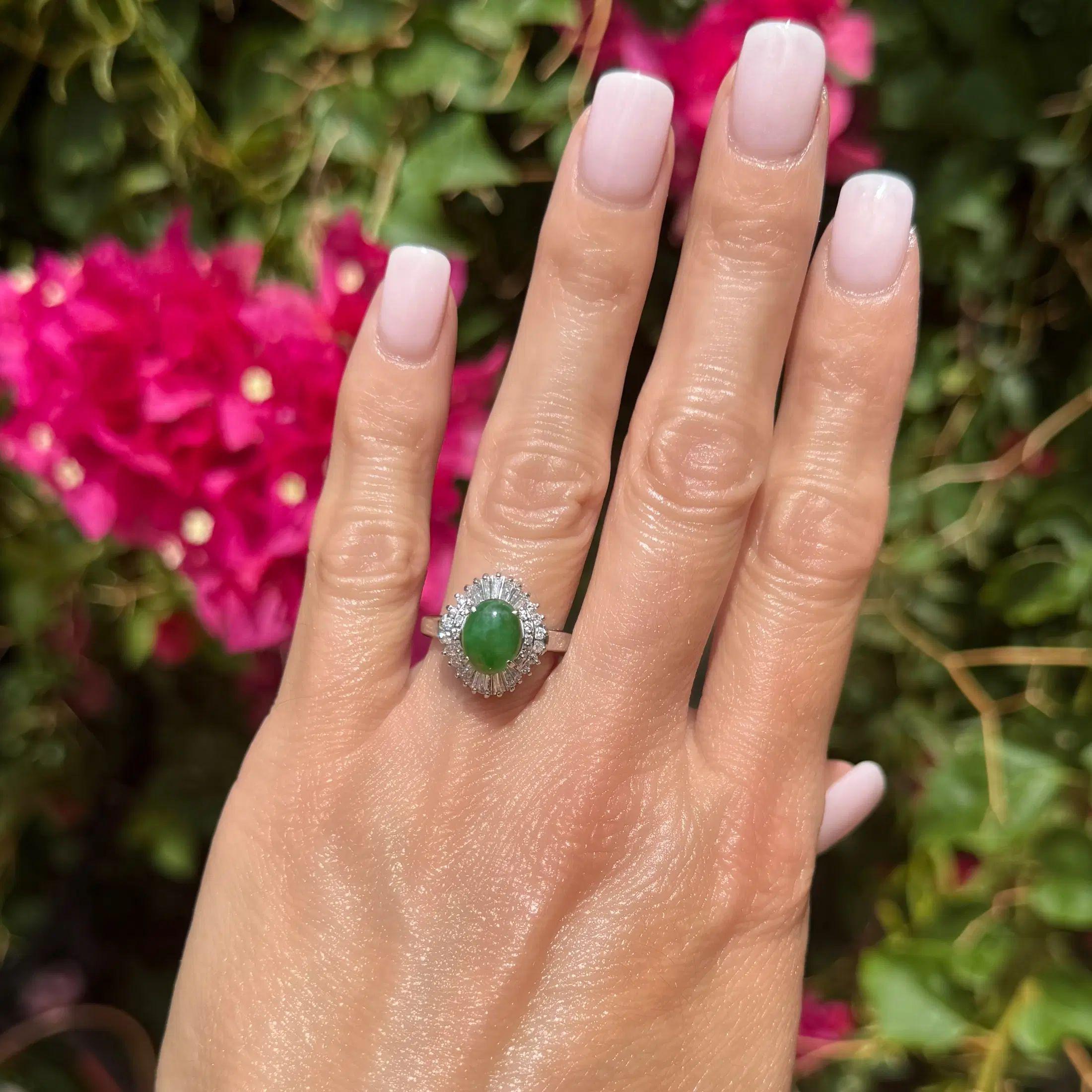 Anillo de cóctel vintage de jade de 1,20 quilates A GIA y diamantes en platino Modernista en venta