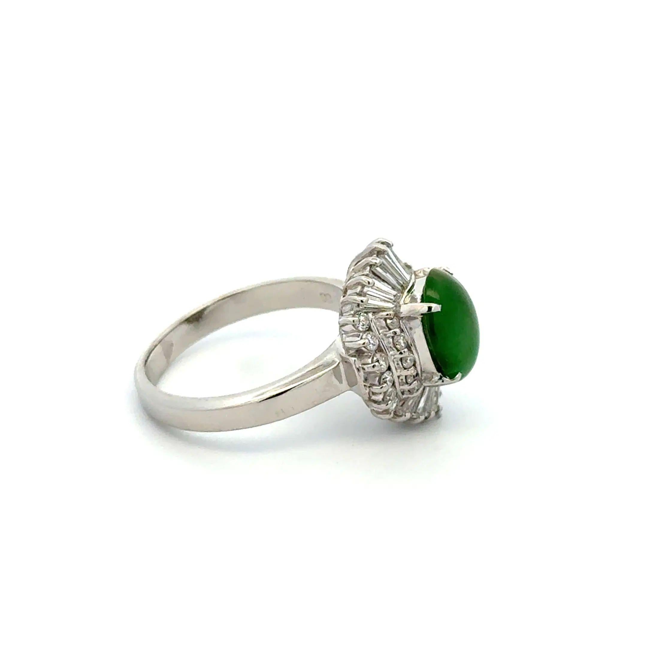 De las mujeres Anillo de cóctel vintage de jade de 1,20 quilates A GIA y diamantes en platino en venta