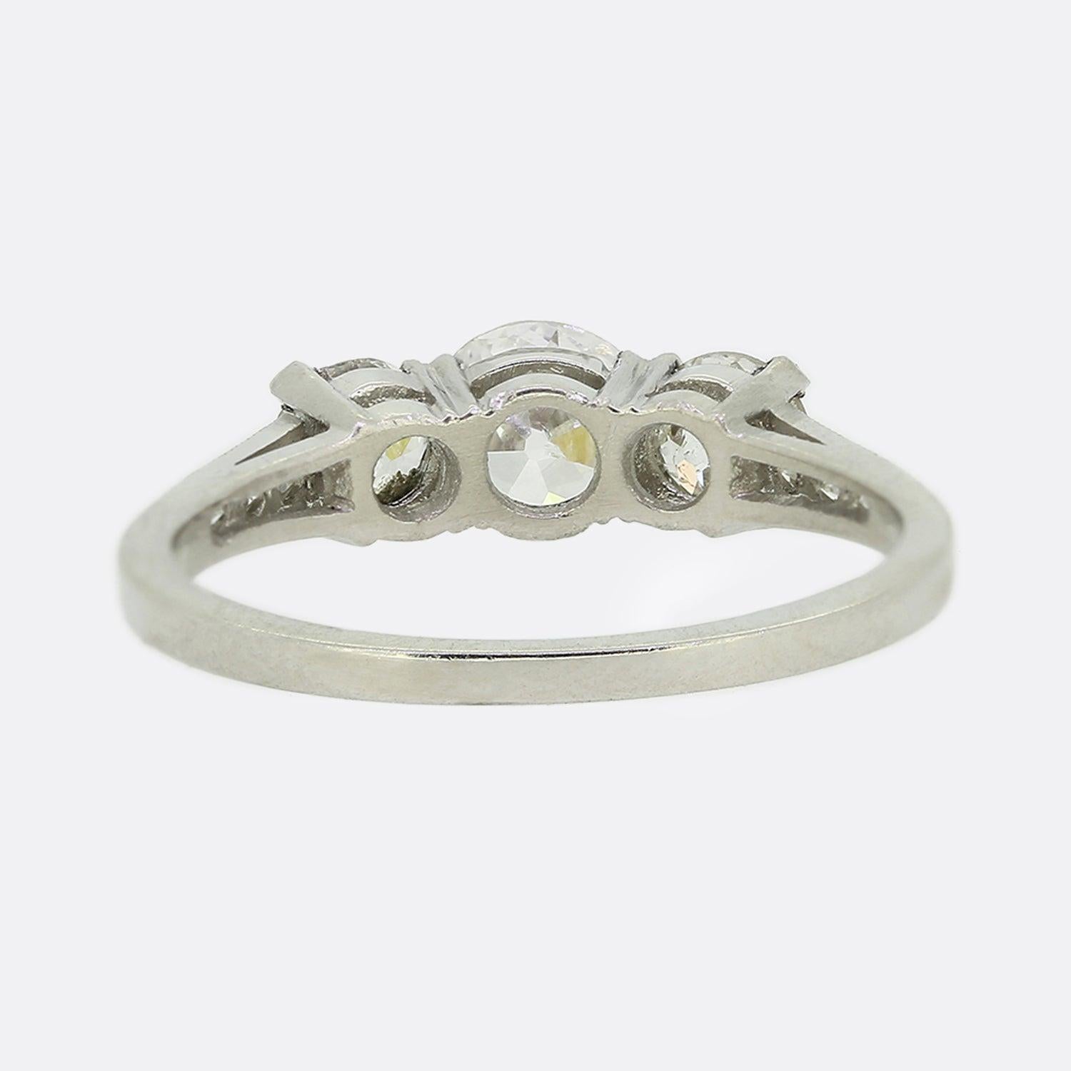 Anello vintage con tre pietre e diamanti da 1,20 carati In condizioni buone in vendita a London, GB