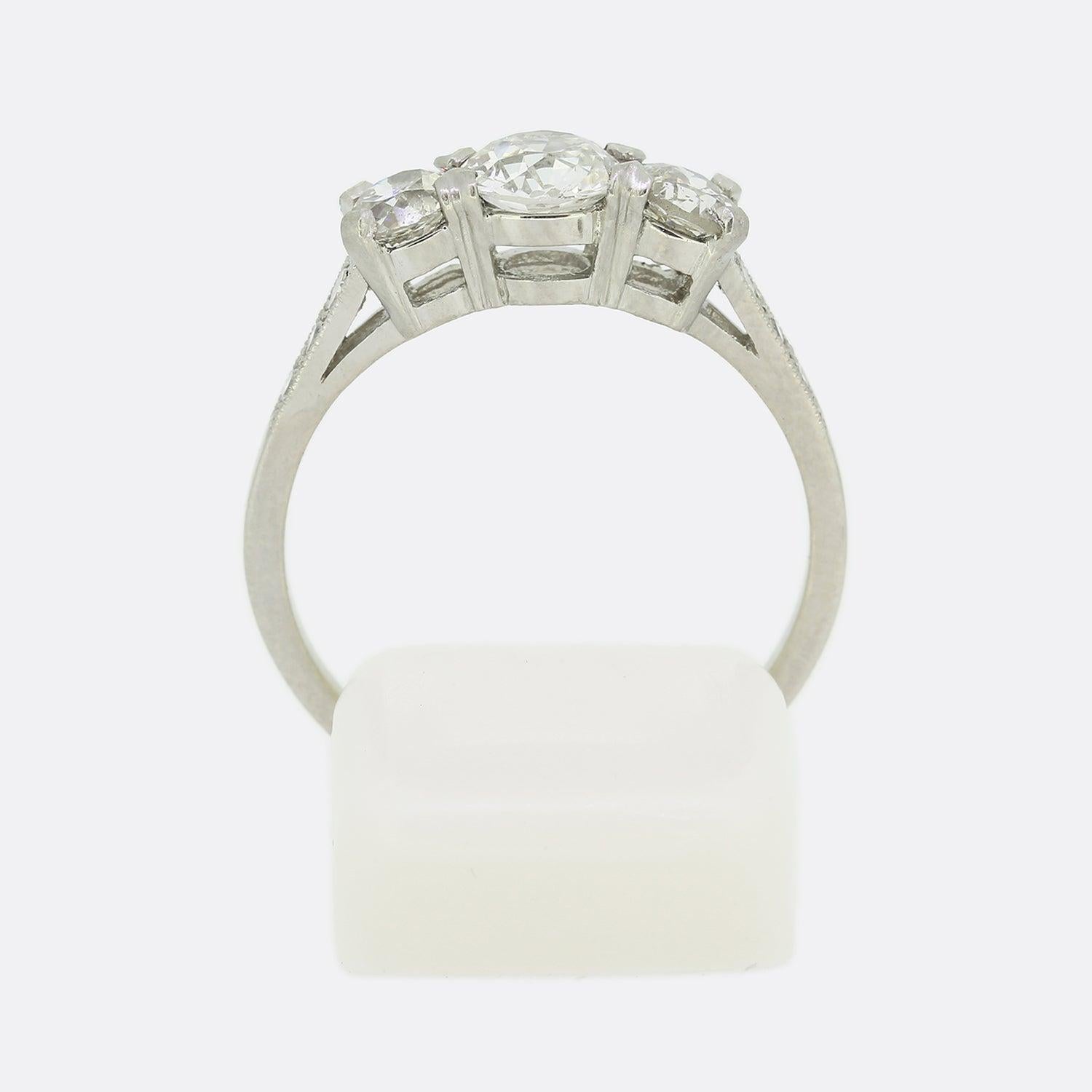 Donna Anello vintage con tre pietre e diamanti da 1,20 carati in vendita