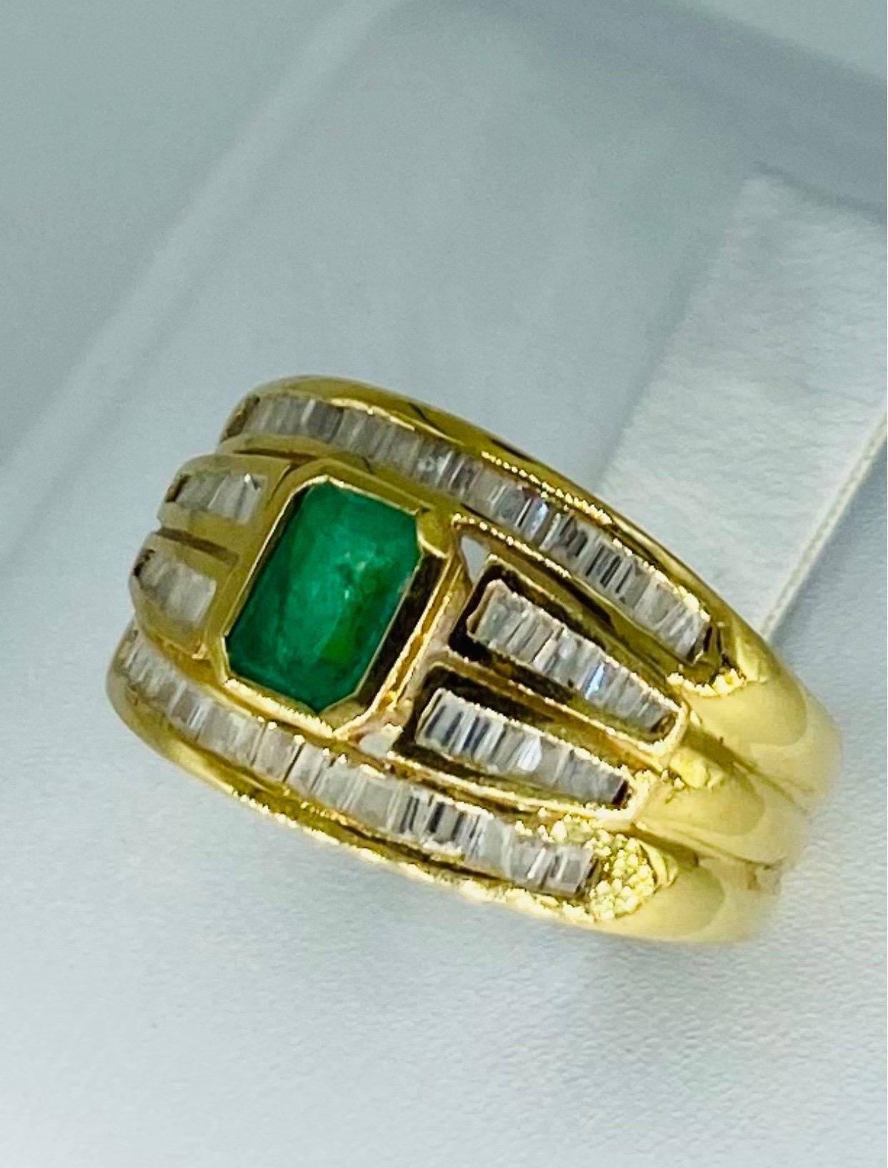 Vintage 1.20 Carat Emerald and Diamonds 4-Row Ring 18k Gold In Excellent Condition For Sale In Miami, FL