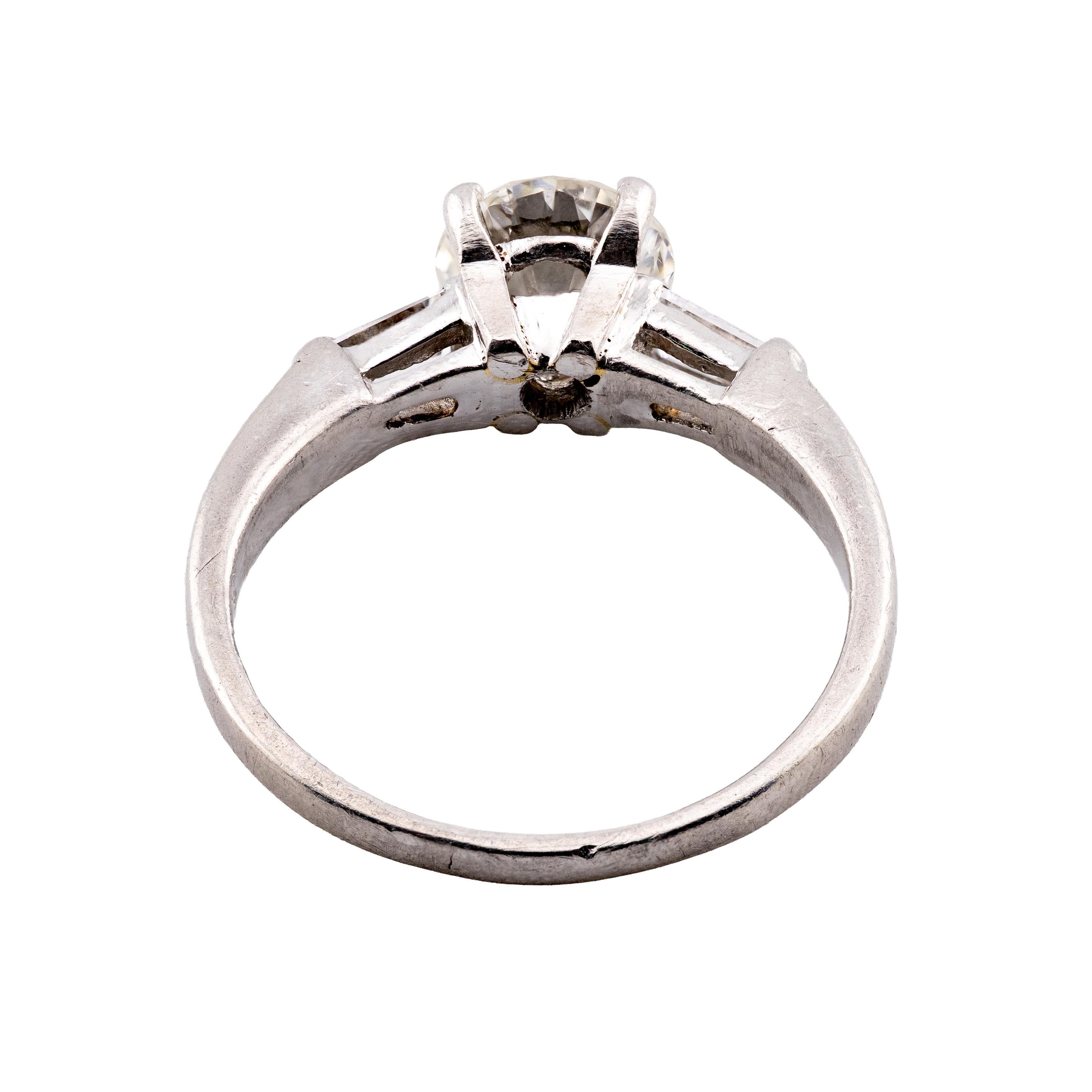 Anello di fidanzamento vintage con tre pietre di diamante da 1,20 CTW in platino In condizioni ottime in vendita a Boston, MA