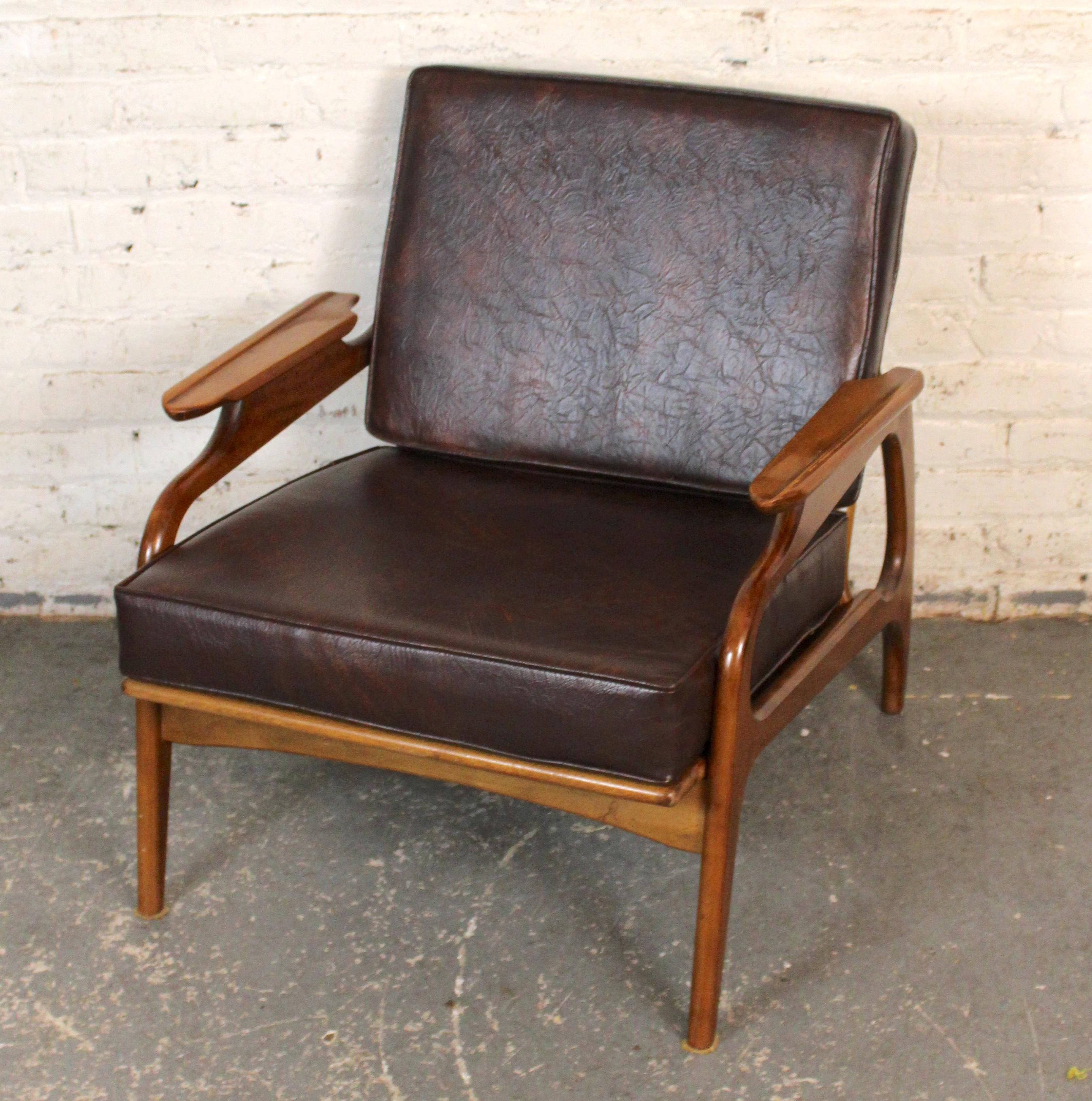 Exemple frappant du design moderne du milieu du siècle, cette chaise de salon en noyer du célèbre designer Adrian Pearsall présente des lignes sculpturales élégantes et une riche qualité d'exécution. Le cadre en noyer massif présente des courbes