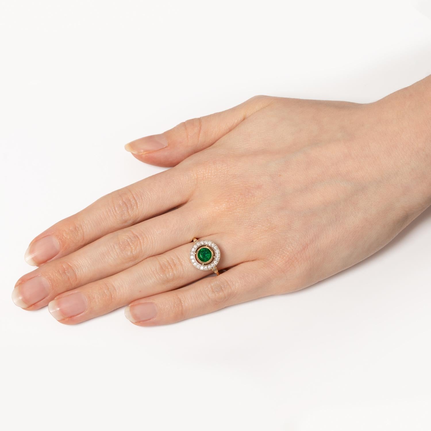 Vintage Halo-Ring mit 1,20 Karat Smaragd und Diamant, ca. 1950er Jahre im Angebot 1