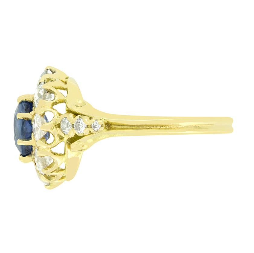 Vintage-Cluster-Ring mit 1,20 Karat Saphir und Diamant, ca. 1970er Jahre (Kissenschliff) im Angebot