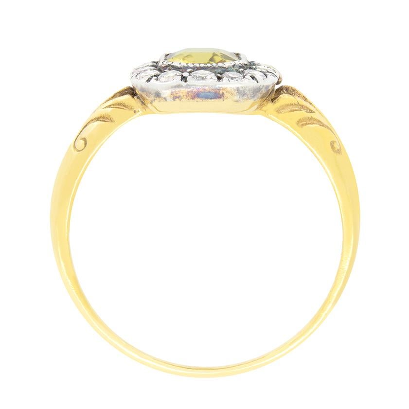Cette magnifique bague Vintage est centrée sur un saphir d'un jaune intense. Le saphir est une pierre de 1,20 carat de taille émeraude, exceptionnellement sertie dans de l'argent. Autour du saphir, un total de 0,35 carat de diamants ronds de taille