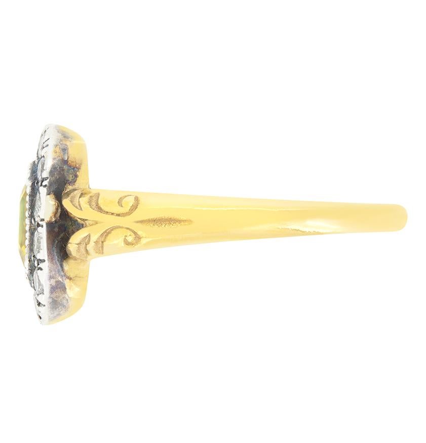 Taille émeraude Bague grappe vintage en saphir jaune 1,20 carat et diamants, c.1970 en vente