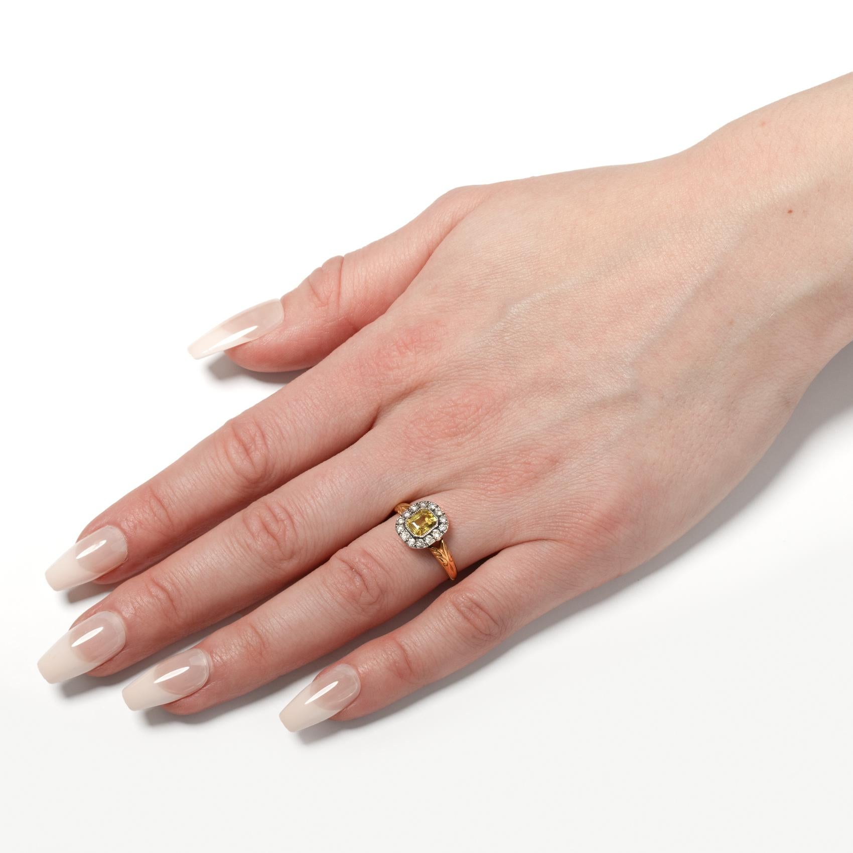 Bague grappe vintage en saphir jaune 1,20 carat et diamants, c.1970 Unisexe en vente