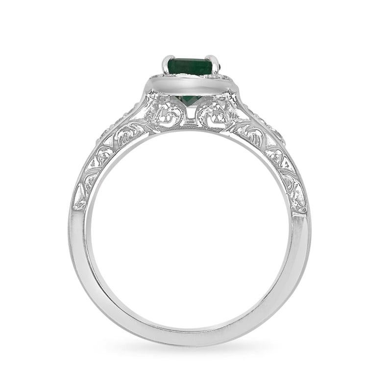 Laissez-vous séduire par la sophistication de notre bague main droite à halo d'émeraudes et de diamants, ornée d'une captivante émeraude zambienne de 1 carat. Avec sa teinte verte luxuriante, sa clarté semi-transparente et son bon éclat, l'émeraude