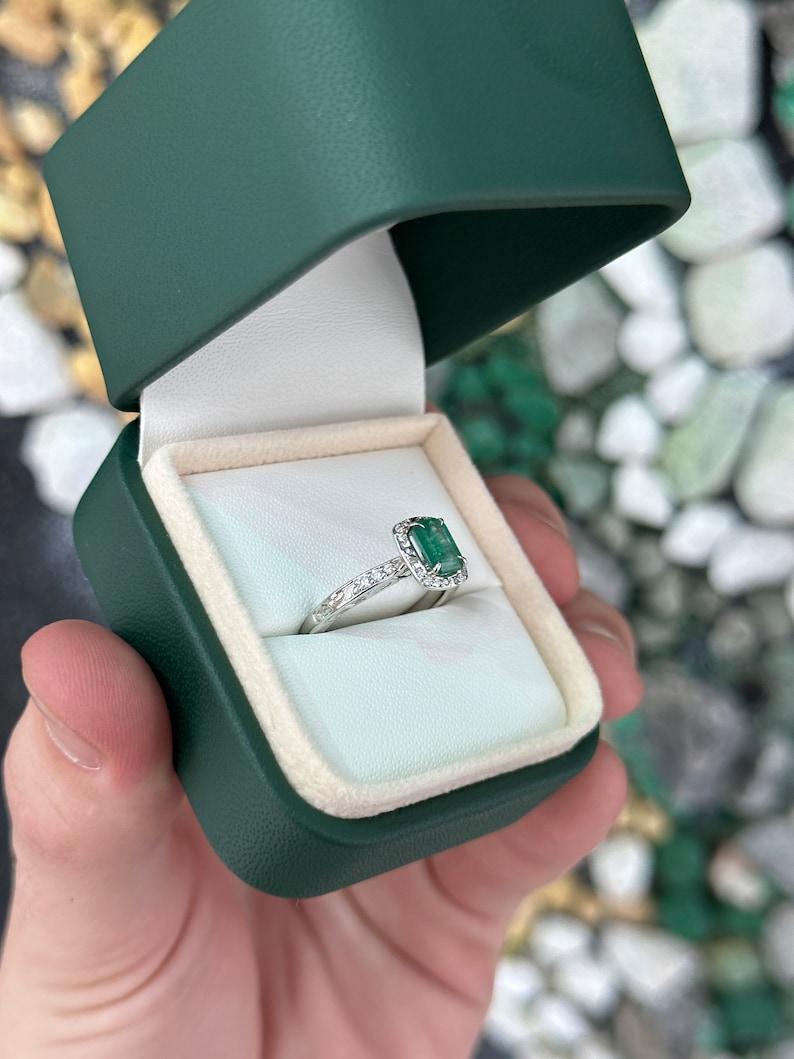Taille émeraude Vintage 1.20tcw 14K Emerald & Diamond Accent Ring en vente