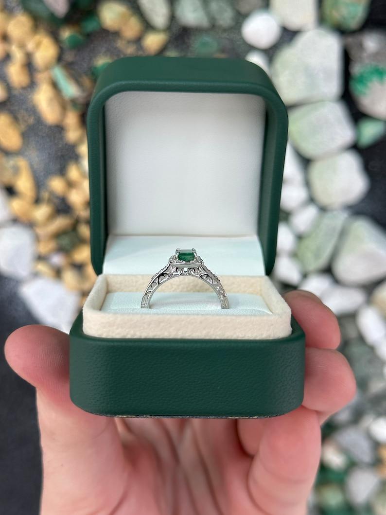 Vintage 1.20tcw 14K Emerald & Diamond Accent Ring Neuf - En vente à Jupiter, FL