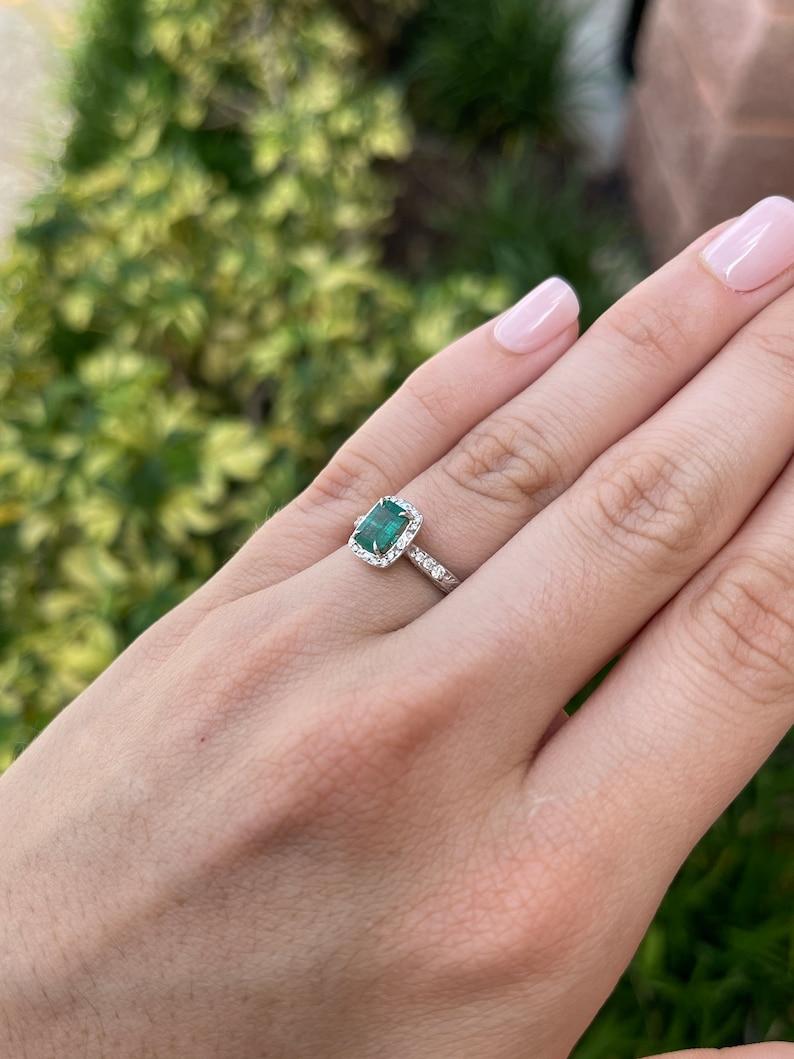 Vintage 1.20tcw 14K Emerald & Diamond Accent Ring en vente 1