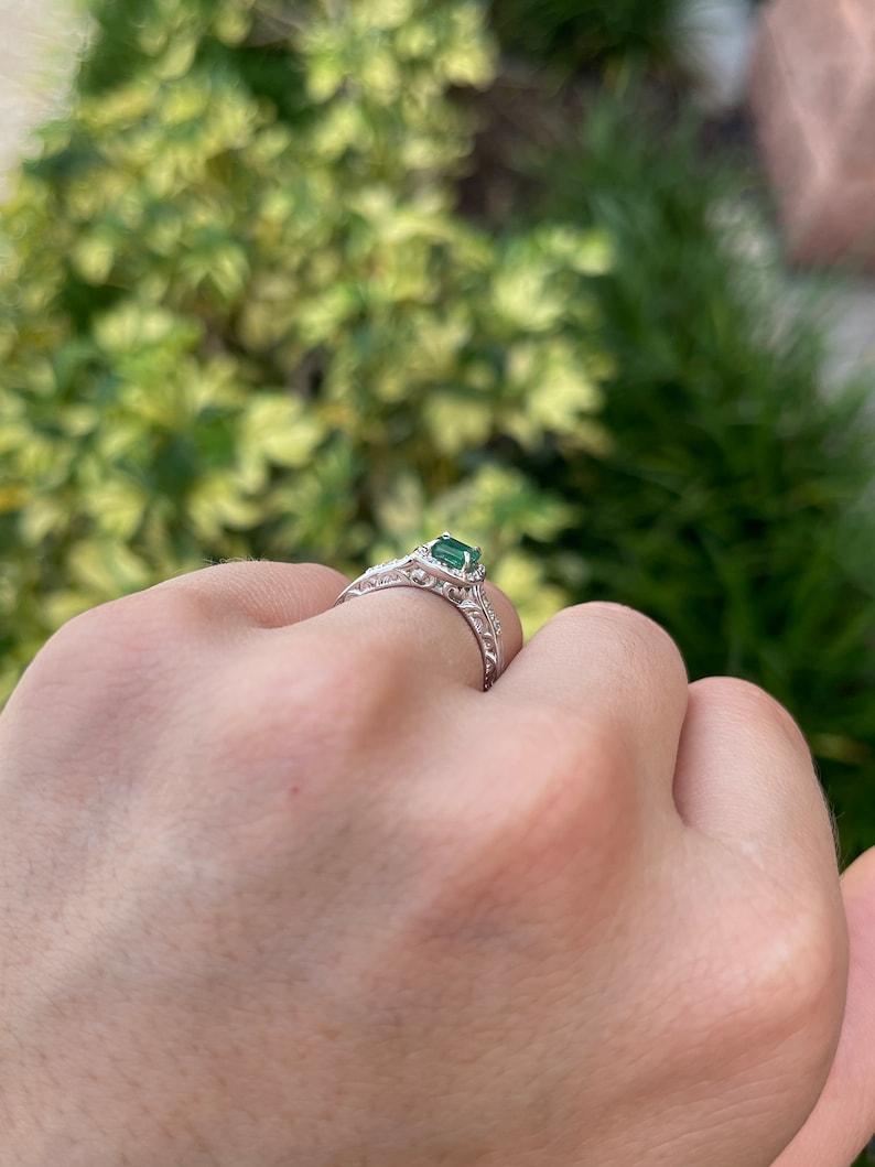 Vintage 1.20tcw 14K Emerald & Diamond Accent Ring en vente 2