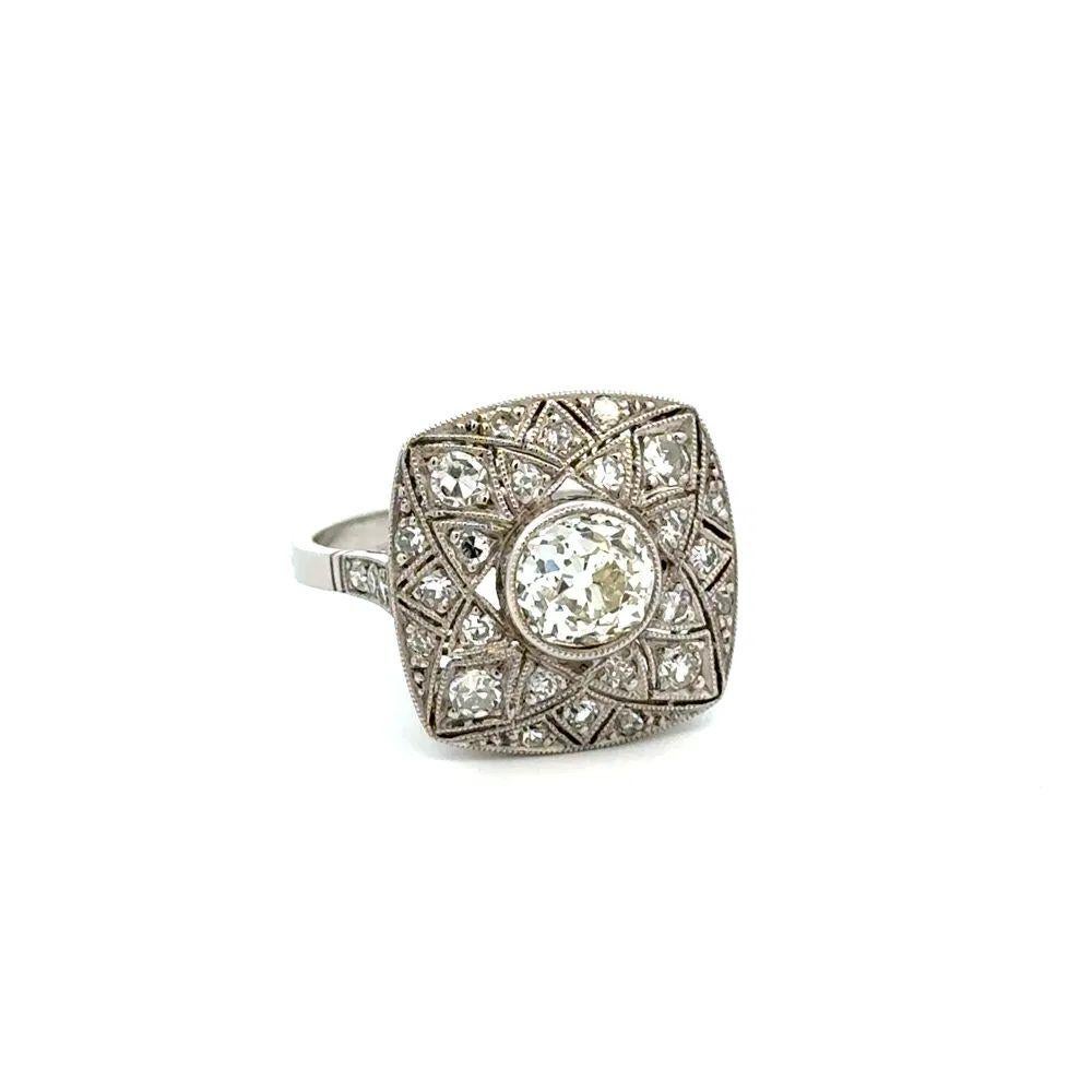 Einfach schöner Show Stopper! Fein detaillierte Old European Cut Diamond Statement Platin Cocktail Ring. In der Mitte ein sicher eingebetteter, von Hand gefasster 1.22-Karat-Diamant im alten europäischen Schliff. Umgeben von Diamanten im Altschliff