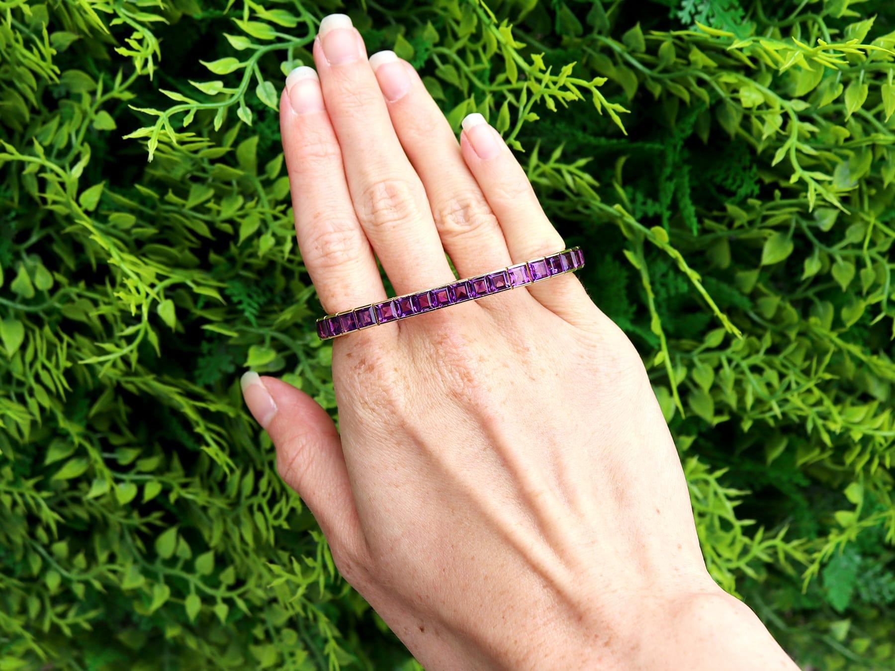 Un beau et impressionnant bracelet vintage en améthyste de 12,21 carats et en or jaune 18 carats ; faisant partie de notre collection de bijoux en améthyste.

Ce superbe bracelet vintage en améthyste, fin et impressionnant, a été réalisé en or jaune