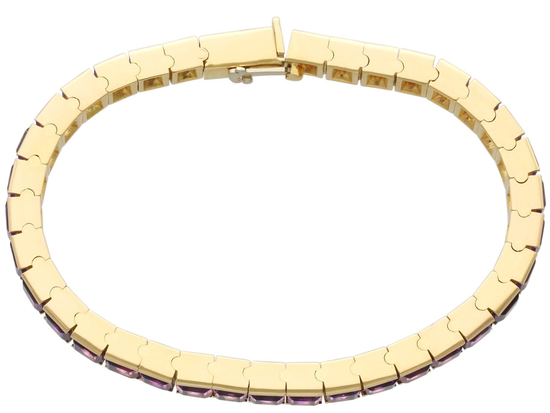 Taille carrée Vintage 12.21 Carat Amethyst and 18k Yellow Gold Line Bracelet Circa 1990 en vente