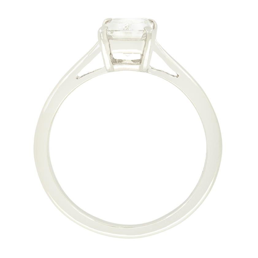 Semplice ma elegante, questo anello solitario Vintage presenta un diamante centrale con taglio a smeraldo. Con un peso di 1,22 carati, il diamante è di qualità eccellente con un colore F e una purezza VS2, come certificato da GIA. La pietra è
