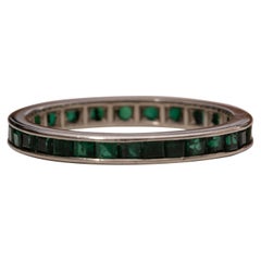 Retro 1.25 Carat Emerald 18 Karat White Gold Eternity Band