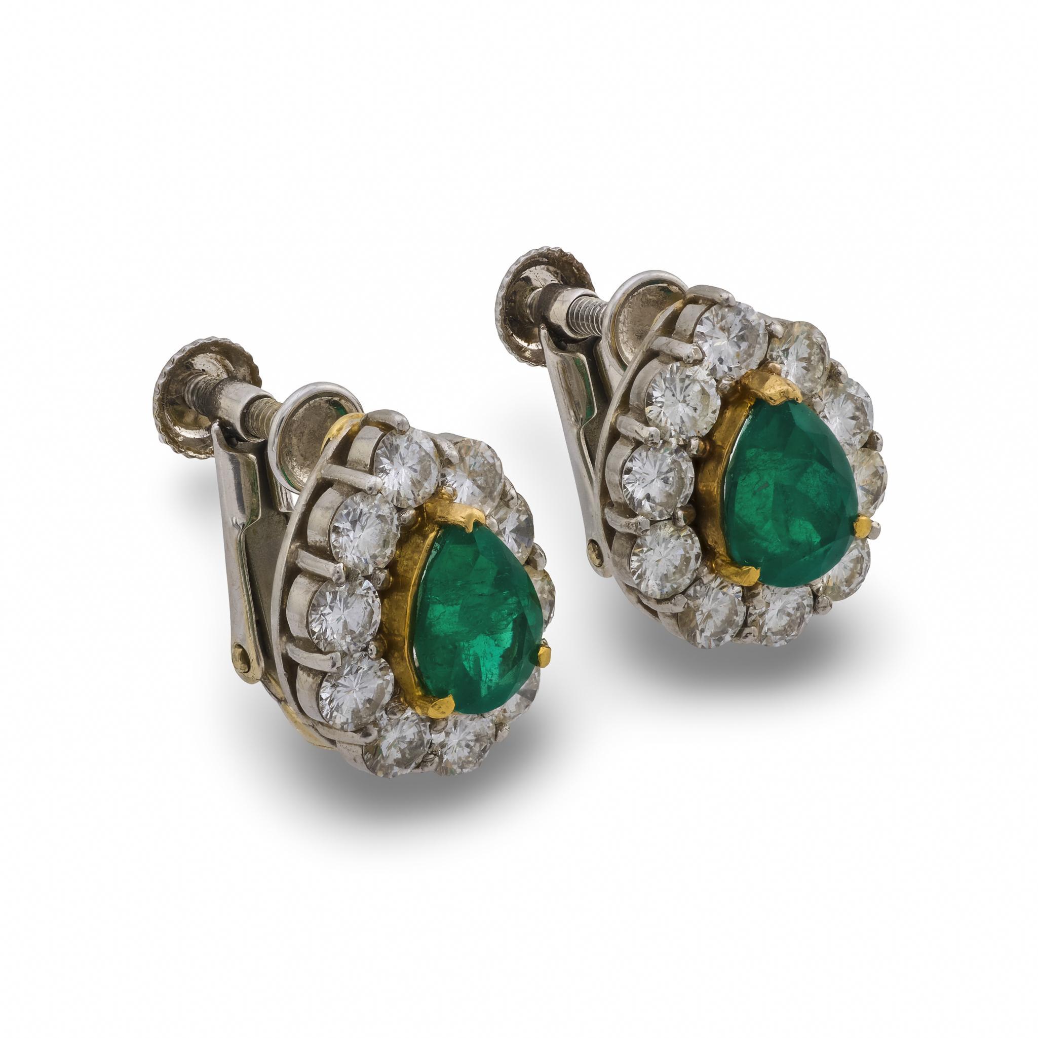 Diese modernen Ohrringe aus Platin und Weißgold mit lebhaften birnenförmigen Smaragden, die von hellen runden Diamanten umrahmt werden, strahlen zeitlose Eleganz und raffinierte Raffinesse aus.