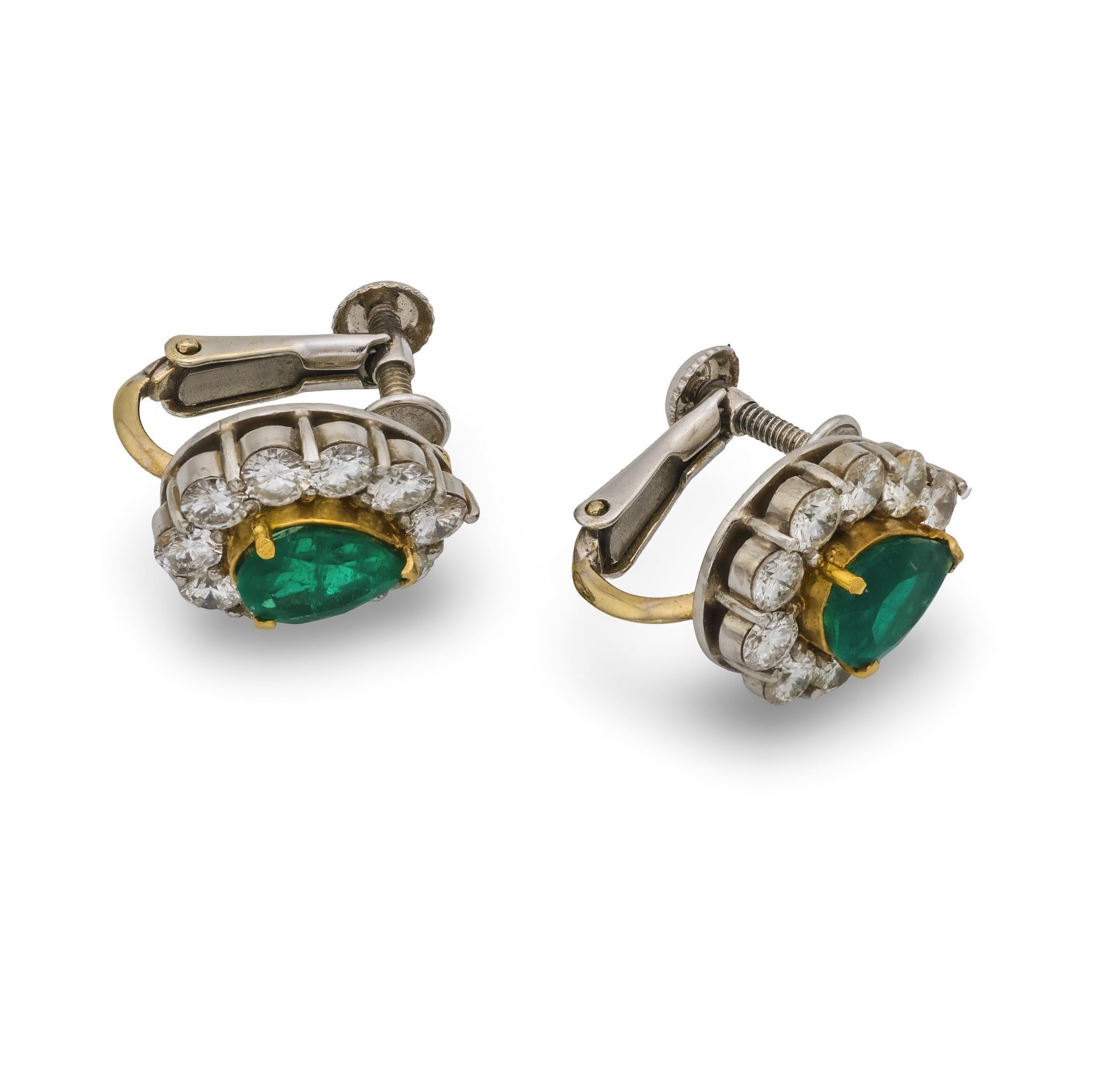 Vintage 1,25 Karat Smaragd Diamant Platin und 14k Weißgold Cluster Ohrringe (Tropfenschliff) im Angebot