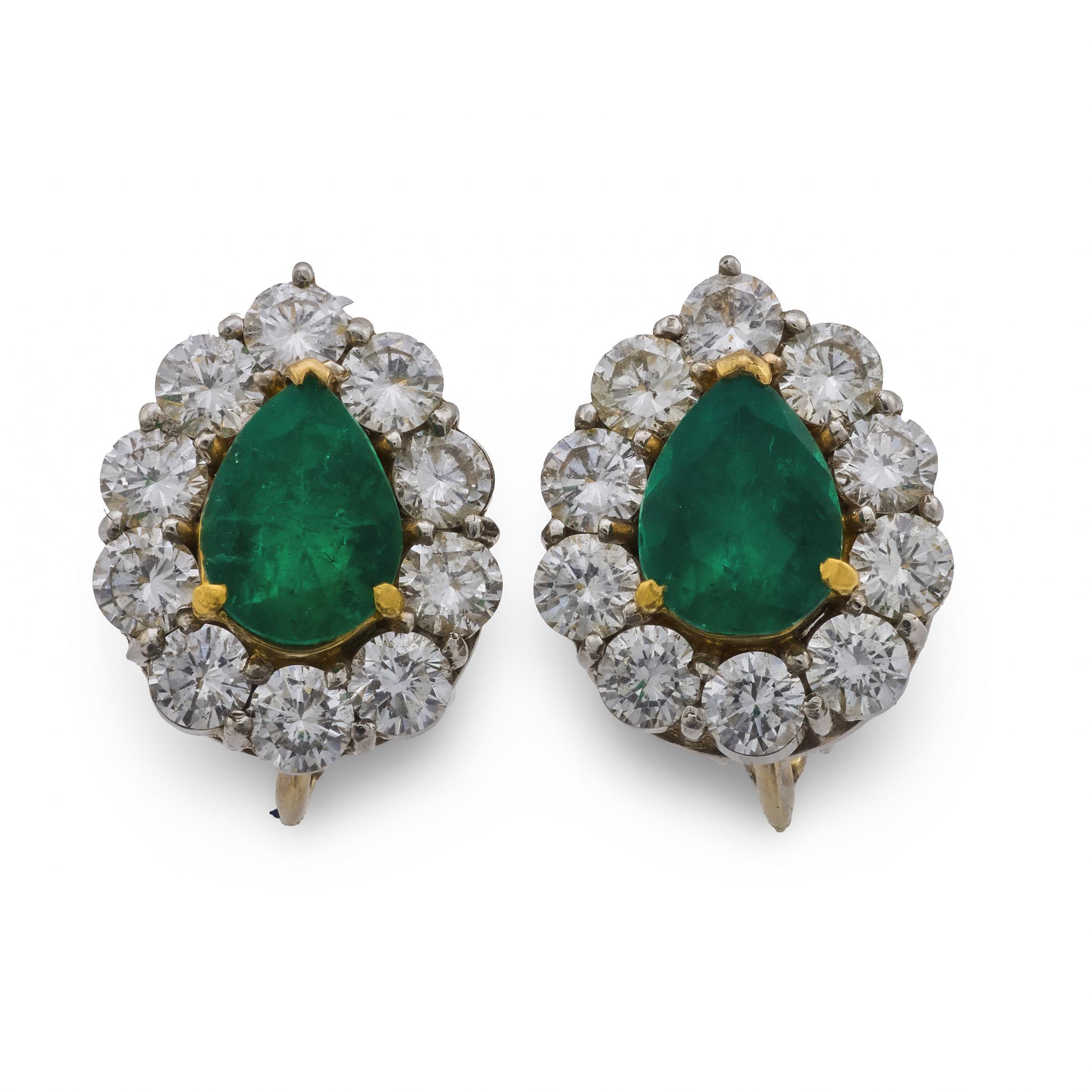 Vintage 1,25 Karat Smaragd Diamant Platin und 14k Weißgold Cluster Ohrringe Damen im Angebot