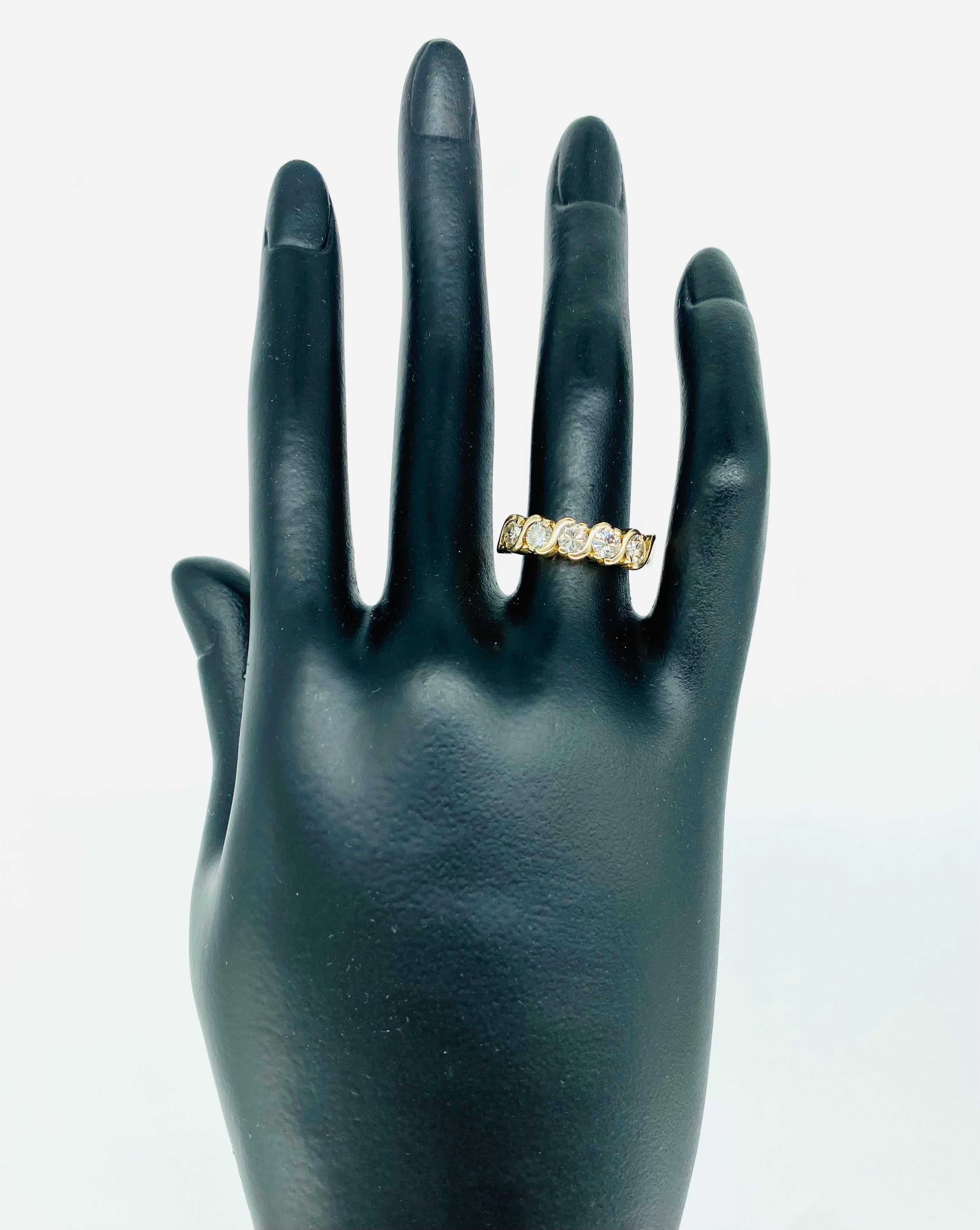 Vintage 1,25 Karat Fünf Stein Diamant Verlobungsring 14k Gold. Die Reinheit der Diamanten ist SI und die Farbe ist ca. I/J. Jeder Diamant wiegt ca. 0,25ct für eine Gesamtmenge von 1,25 Karat. Der Ring ist aus 14k Gold und wiegt 3,6 Gramm. Der Ring