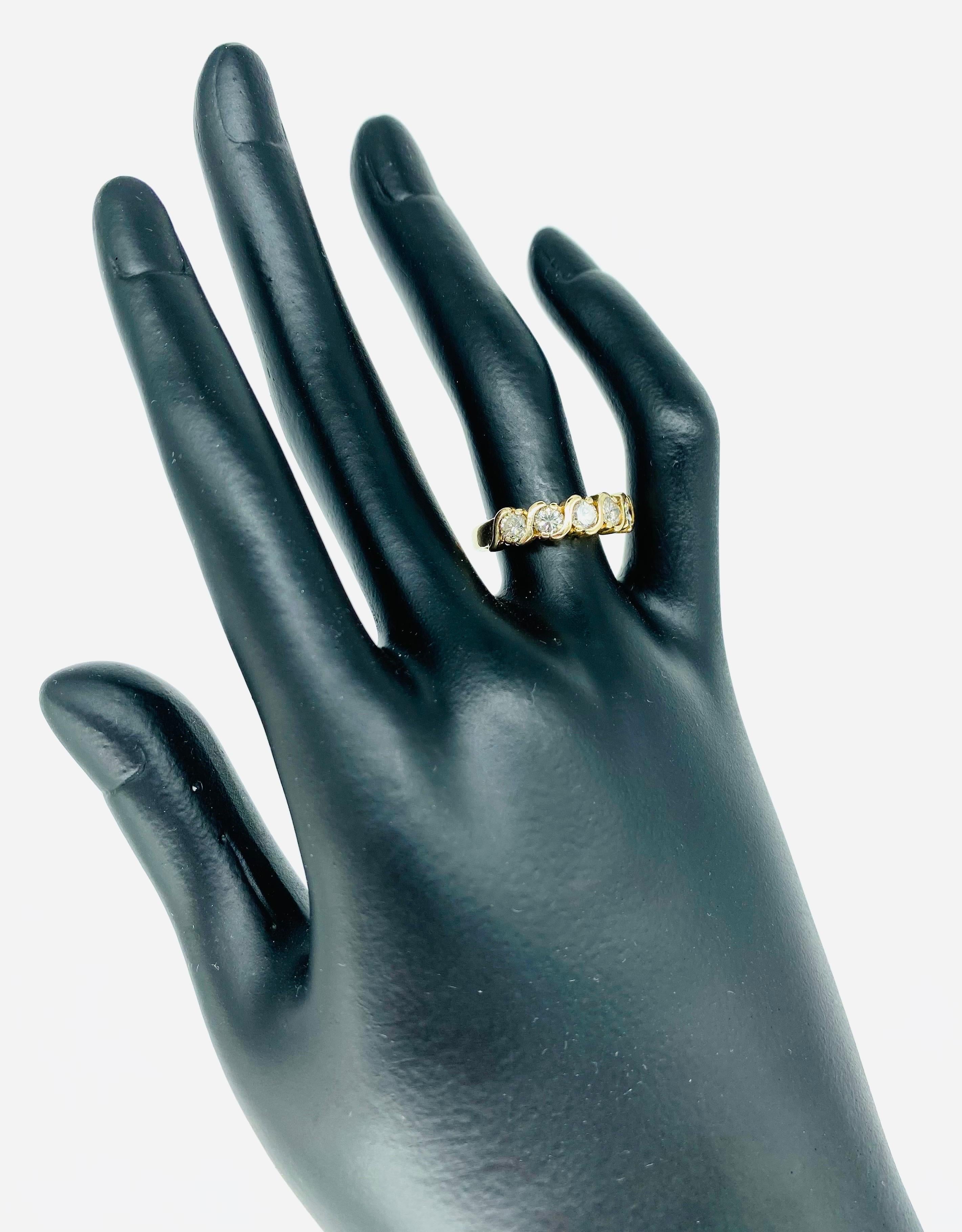 Verlobungsring aus 14k Gold mit 1,25 Karat Diamanten mit fünf Steinen im Vintage-Stil im Zustand „Hervorragend“ im Angebot in Miami, FL
