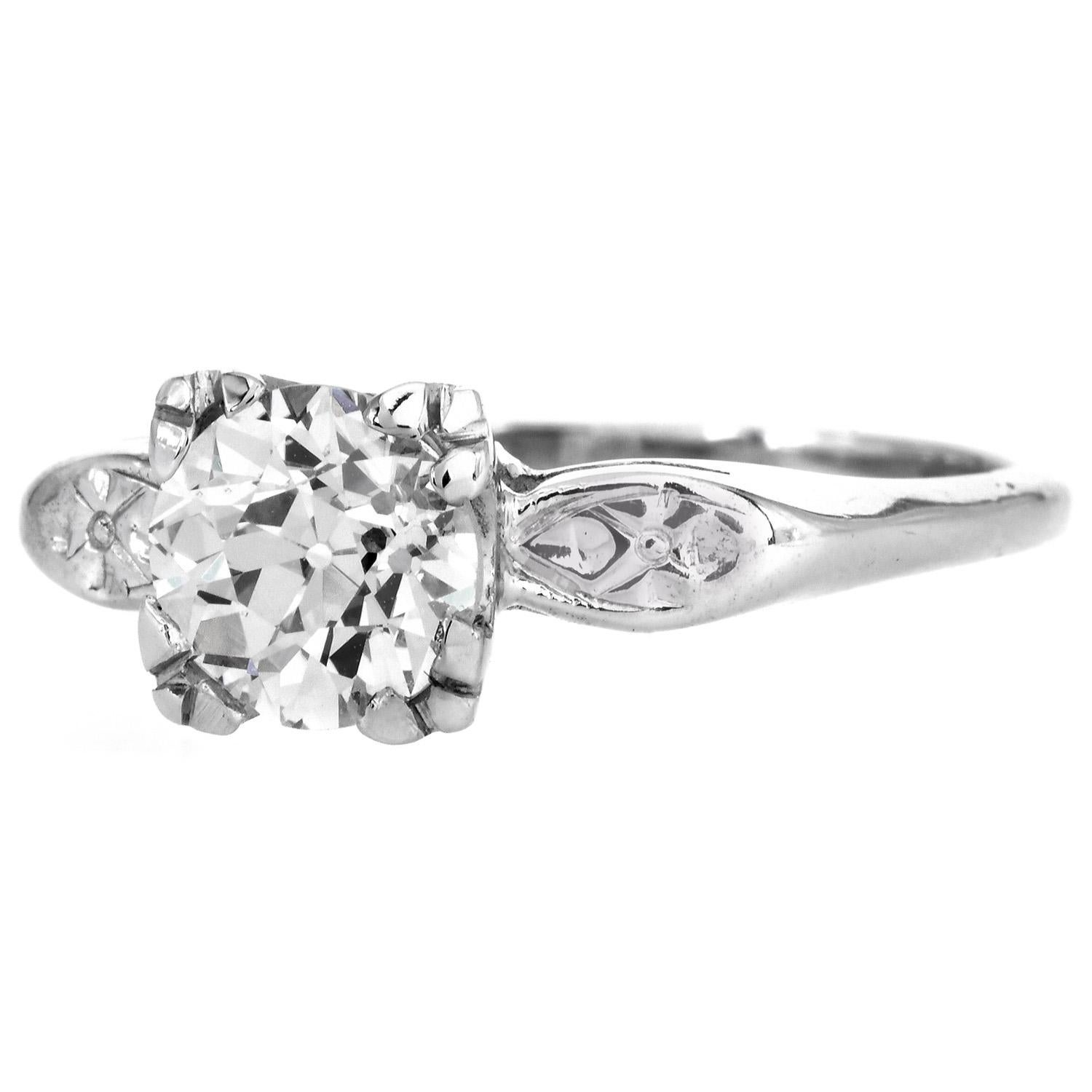 Vintage 1.25 carat Round Diamond 14K Gold Engagement Ring In Excellent Condition For Sale In Miami, FL