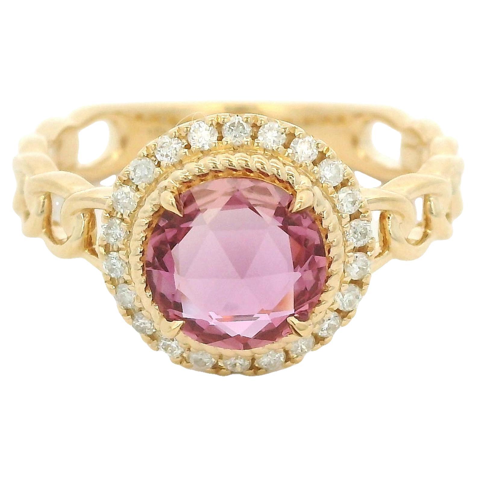 Cette captivante bague en or jaune 18 carats dégage un mélange harmonieux d'élégance vintage et de design contemporain.  En son cœur se trouve un vibrant saphir rose de 1,26 carat taillé en rond, dont la teinte à la fois douce et audacieuse capte la