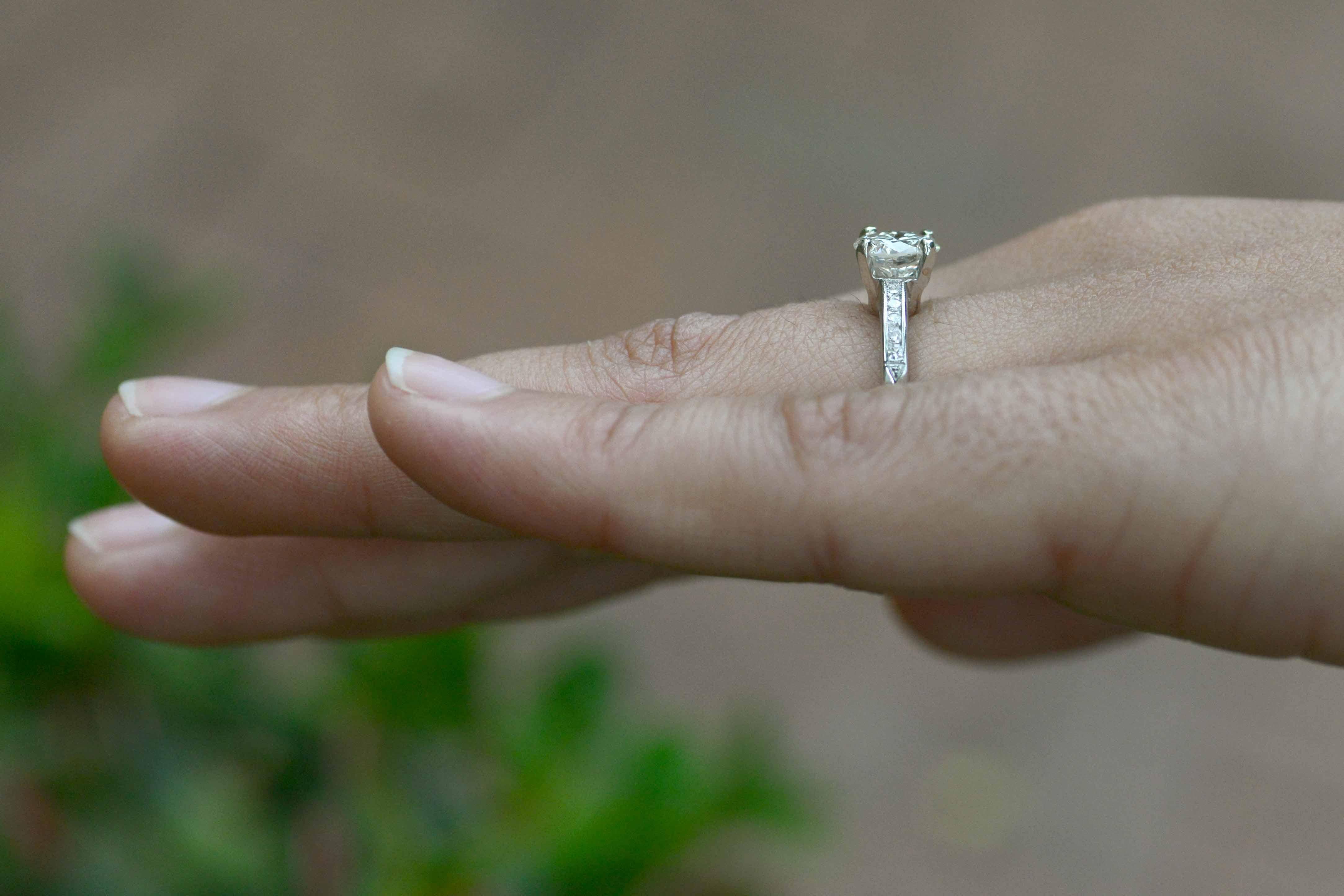 Verlobungsring aus Platin mit 1,27 Karat Diamant im Vintage-Stil im Zustand „Gut“ im Angebot in Santa Barbara, CA