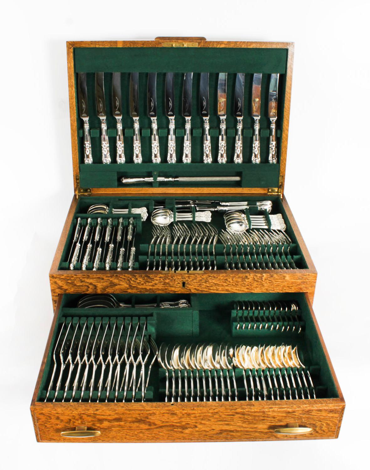 Vintage 127 Piece Canteen-12 Place Sterling Silver Cutlery Set 20th Century In Good Condition For Sale In London, GB