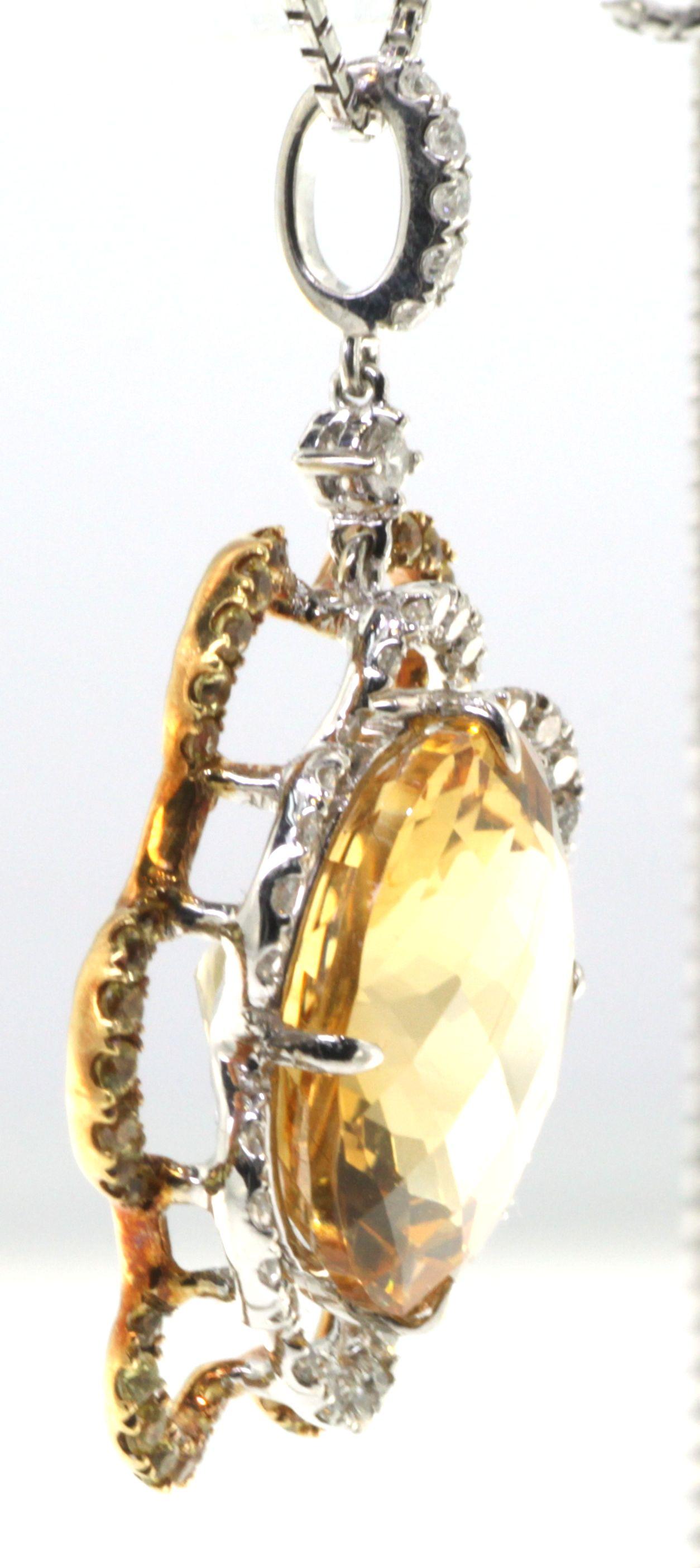Rayonnant de chaleur et d'élégance, ce pendentif exquis est réalisé dans un mélange harmonieux d'or jaune et d'or blanc 18 carats. En son cœur se trouve une captivante citrine de 12,75 carats, dont l'éclat doré est encadré par un délicat motif