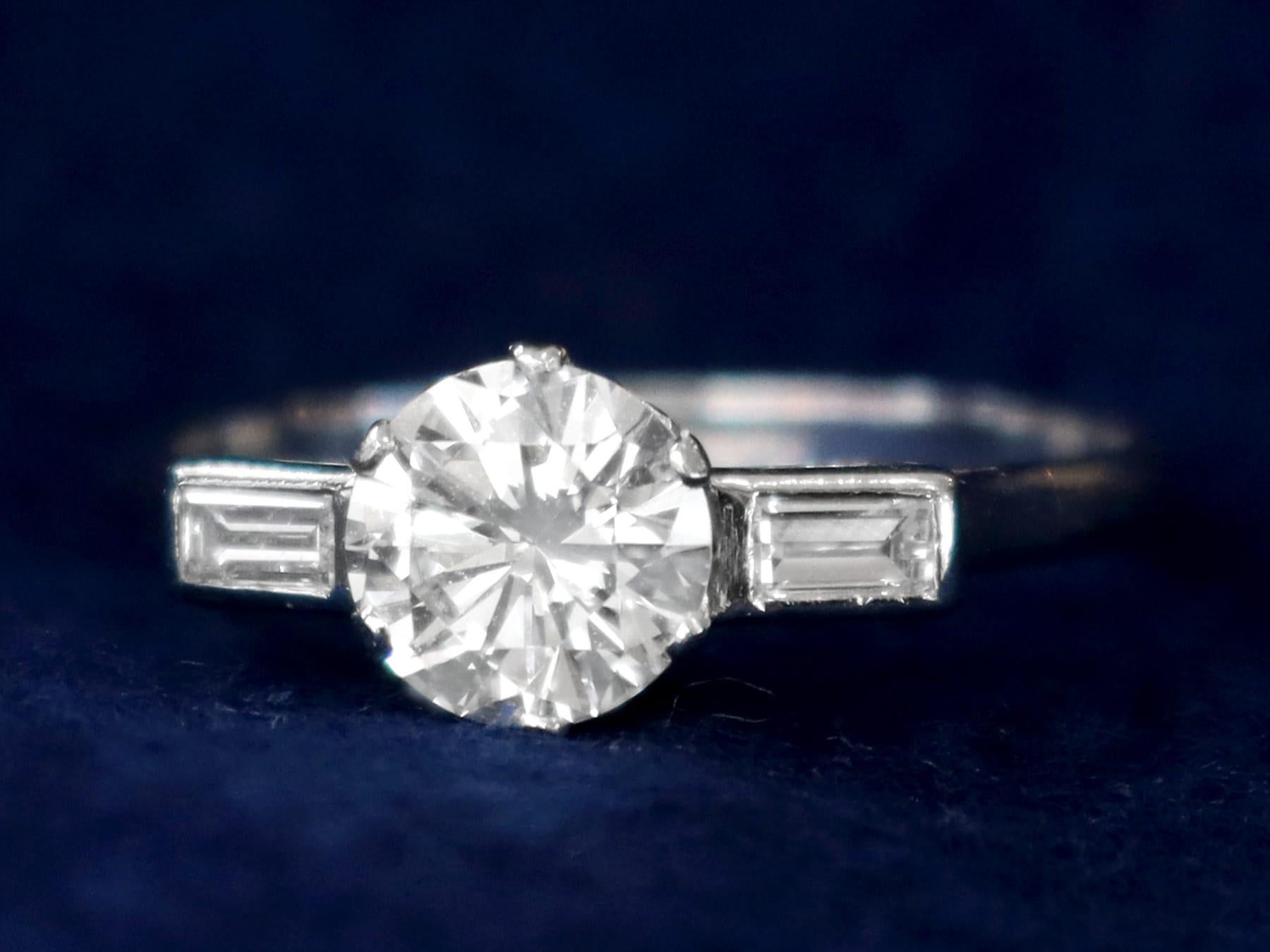 Taglio rotondo Anello di fidanzamento solitario vintage con diamante e platino da 1.28 carati in vendita