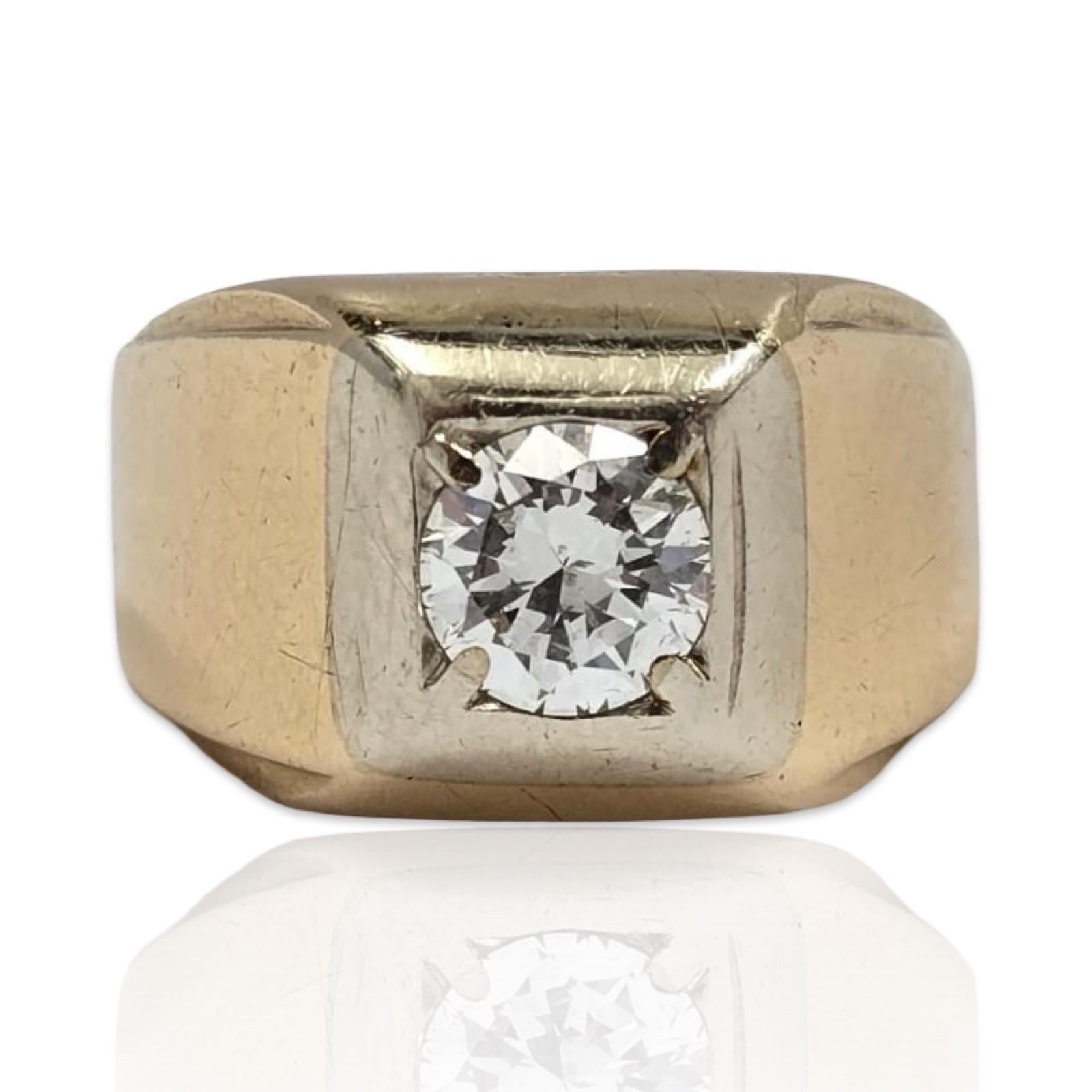 Audace e senza tempo, questo anello vintage da uomo sfoggia un diamante naturale taglio brillante rotondo certificato GIA da 1,28 carati incastonato in una straordinaria montatura in oro bicolore. Il diamante centrale, quasi incolore e trasparente,