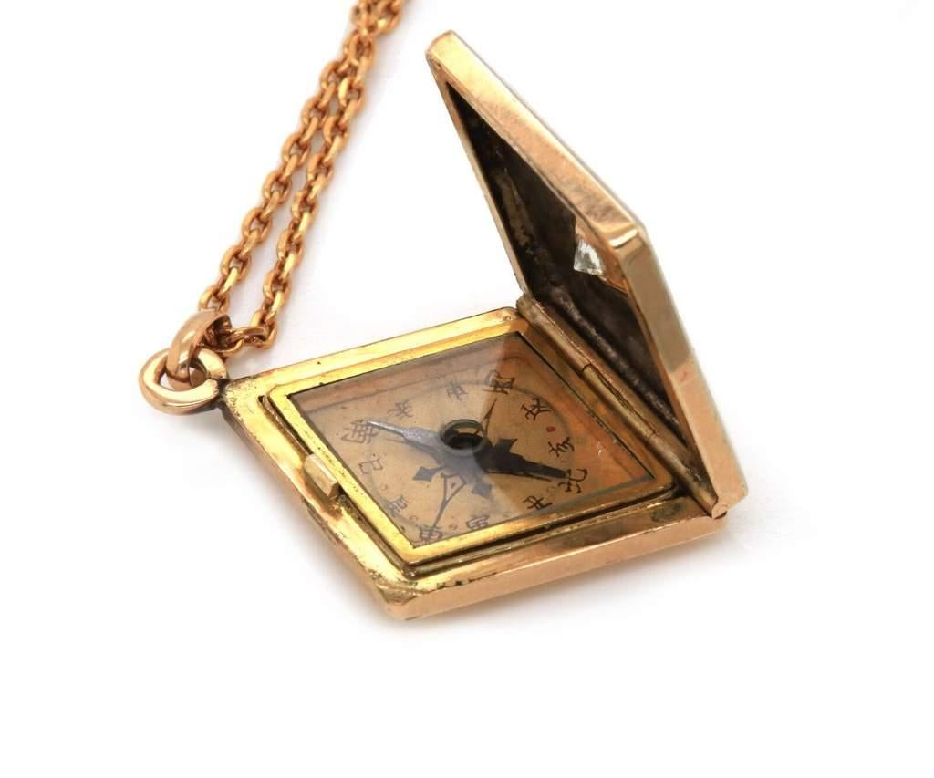 Vintage .12ct Diamond Locket in 18K Yellow Gold W/ Compass In Excellent Condition In Vienna, VA