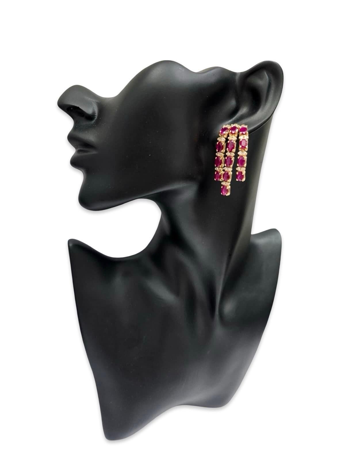 Taglio ovale Orecchini a lampadario a cascata con rubini e diamanti d'epoca da 12 carati in oro 14K in vendita